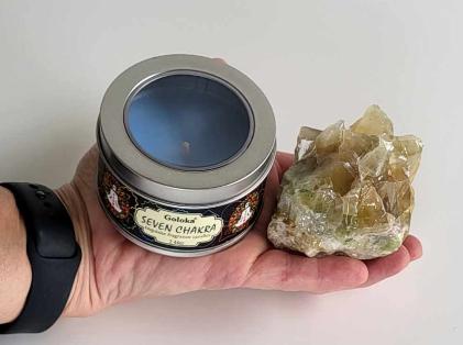 Kiwi Calcit med Chakra Lys