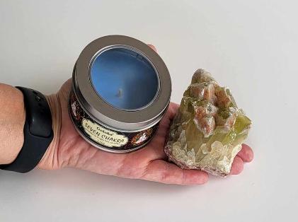 Kiwi Calcit med Chakra Lys