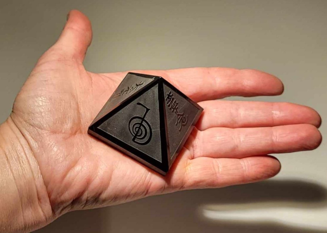 Obsidian Pyramide Reiki