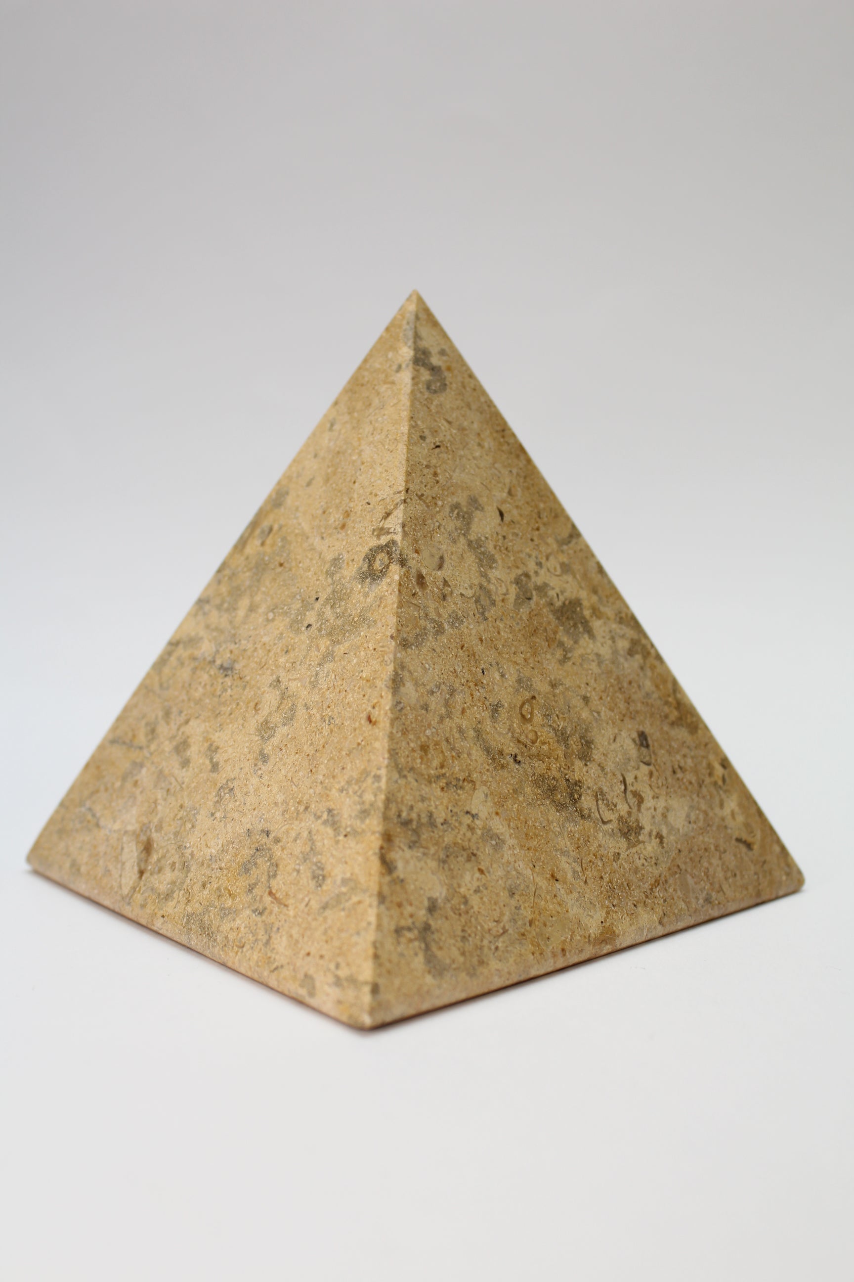 Fossil Marmor Pyramide - 12cm