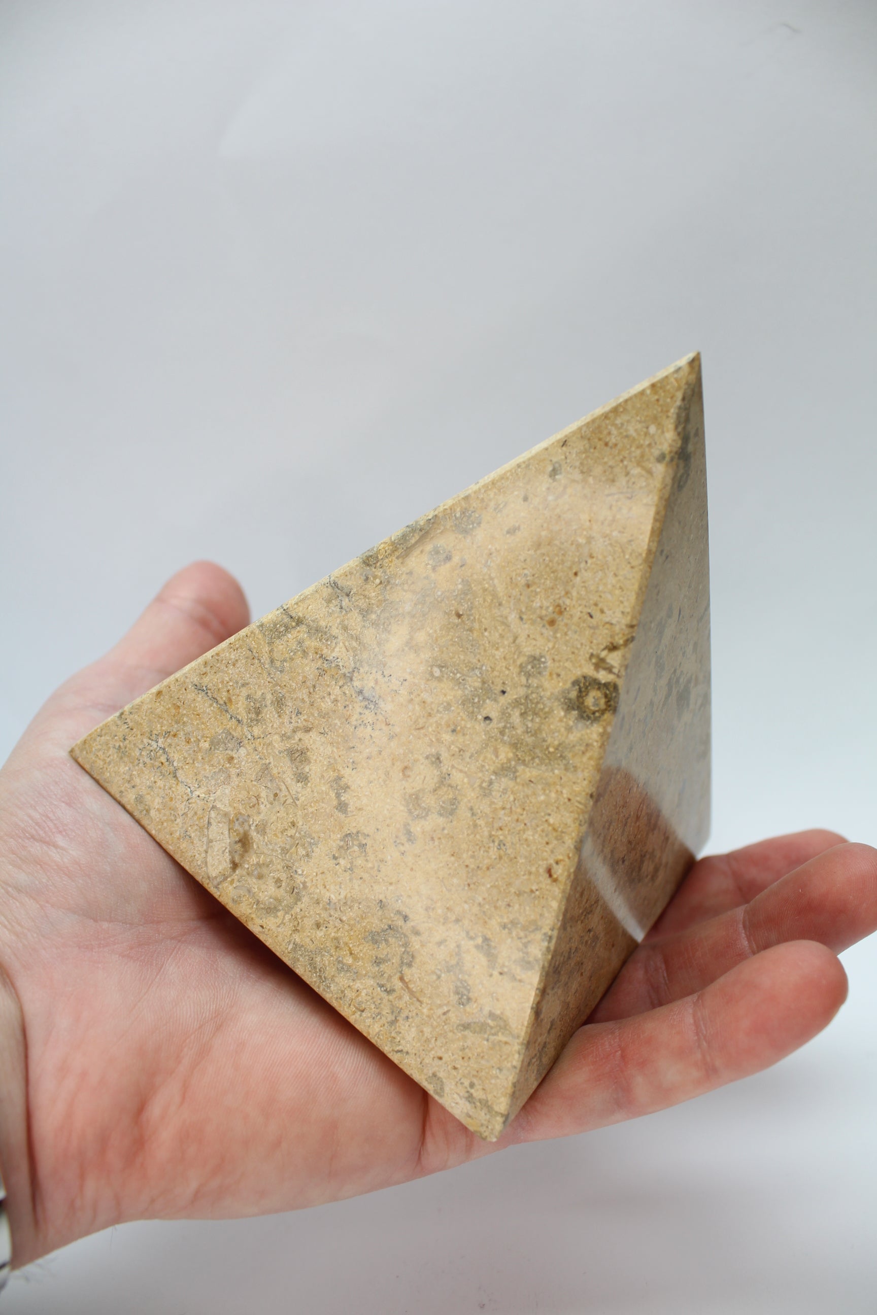 Fossil Marmor Pyramide - 12cm