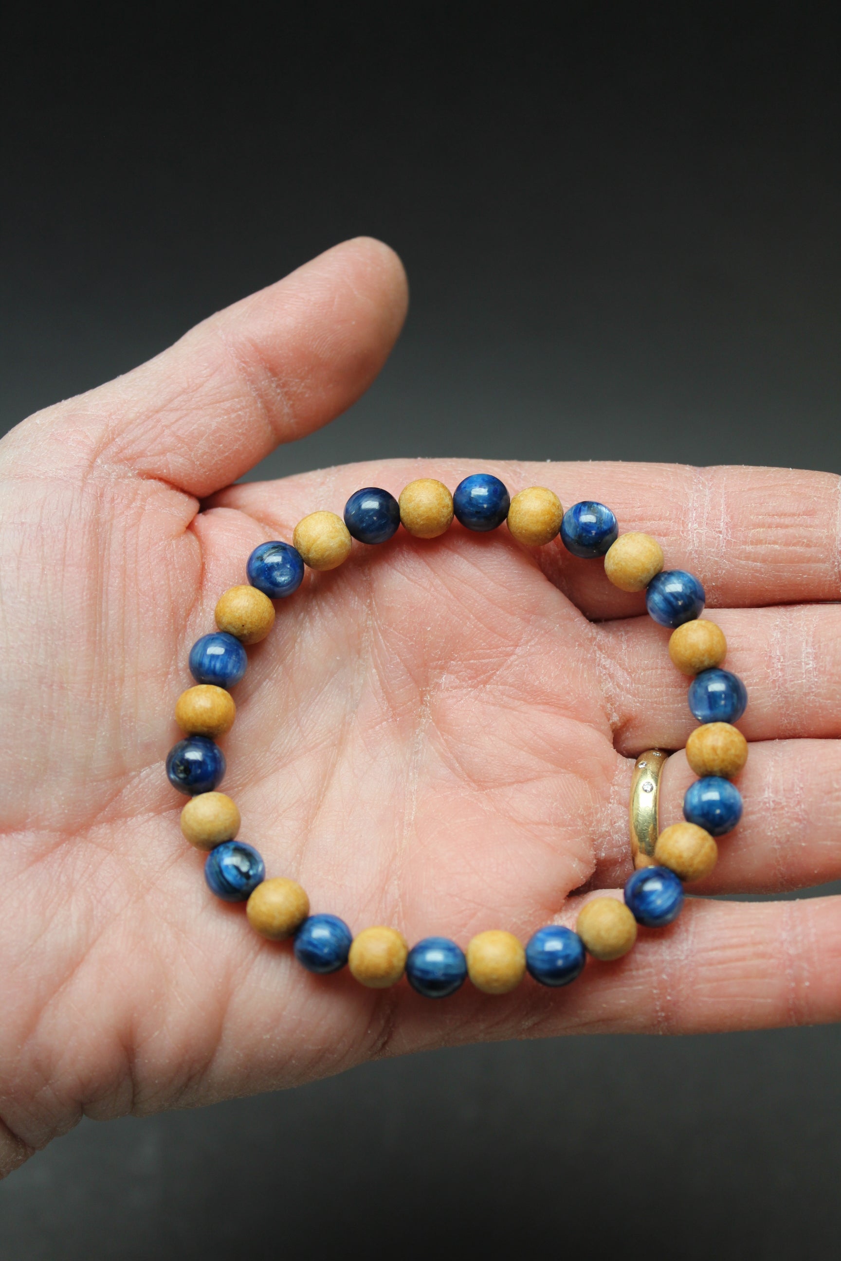 Kyanit/Sandlewood Armbånd 8mm - 18cm
