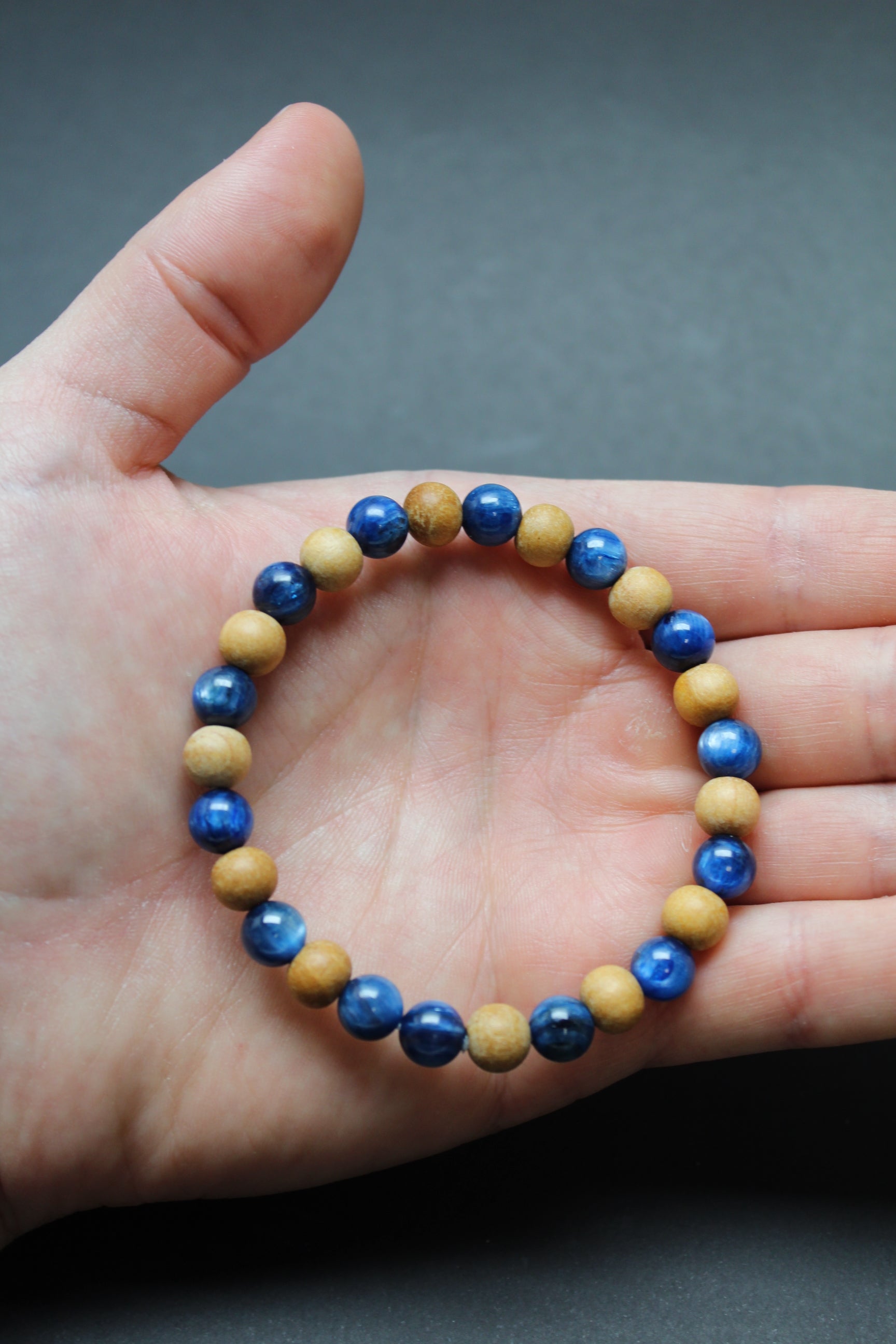 Kyanit/Sandlewood Armbånd 8mm - 17cm