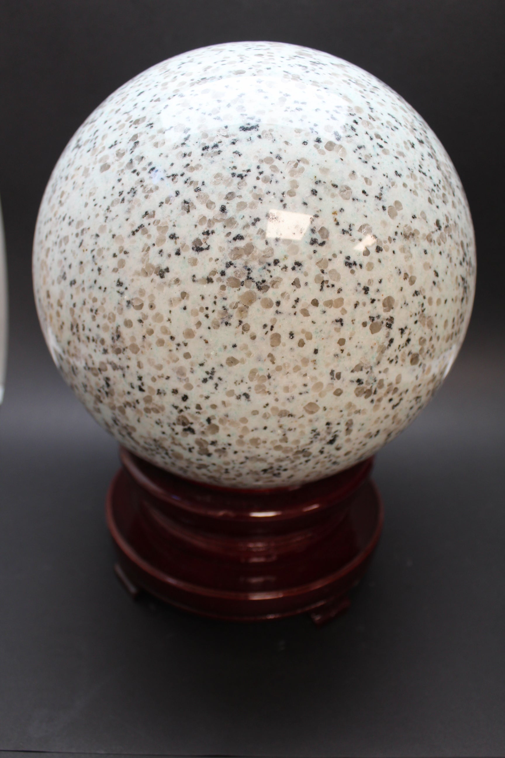 Kiwi Jaspis Kugle - 13,9 kg - 22,5 cm - Inkl. træfod