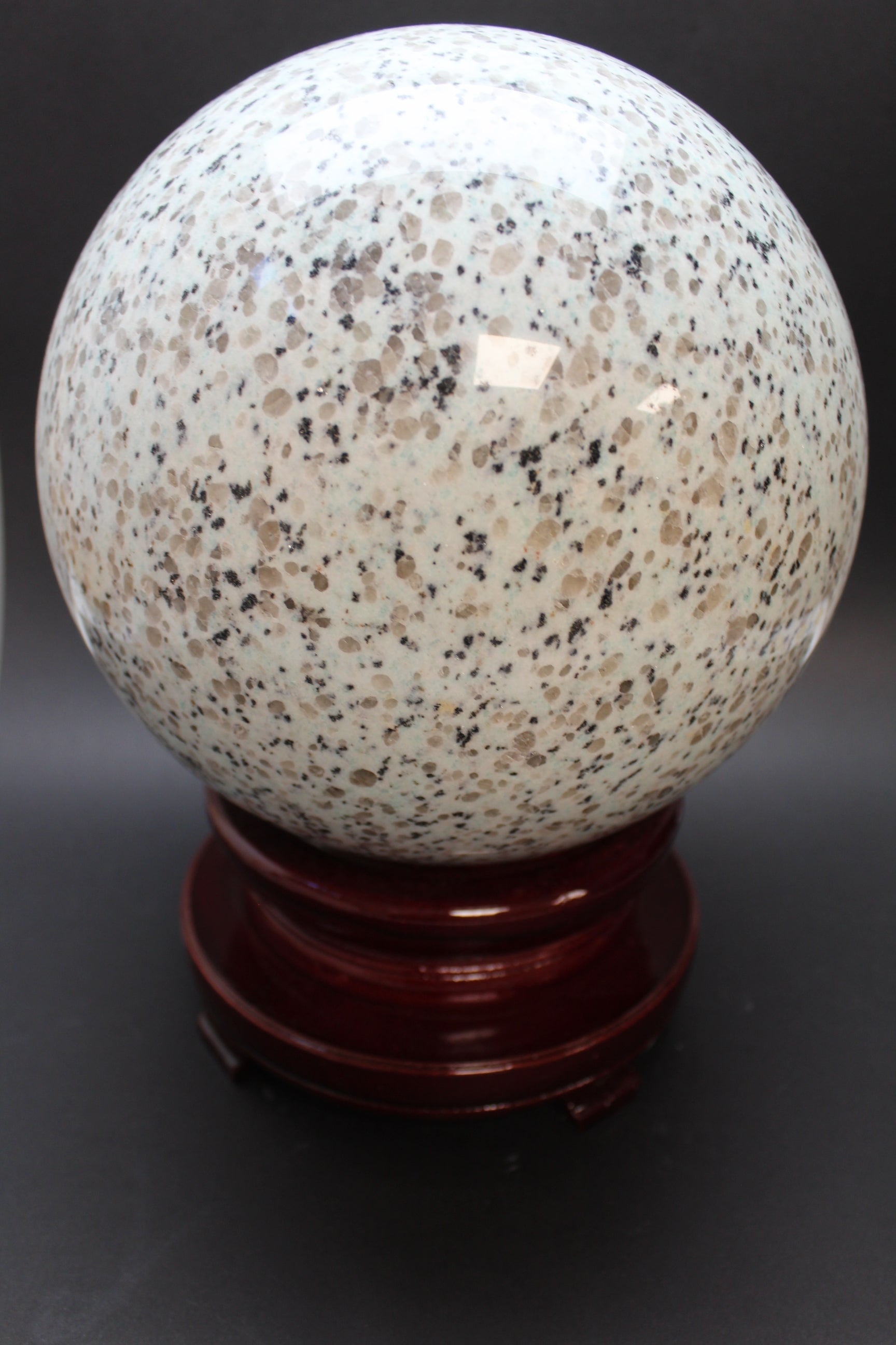 Kiwi Jaspis Kugle - 13,9 kg - 22,5 cm - Inkl. træfod