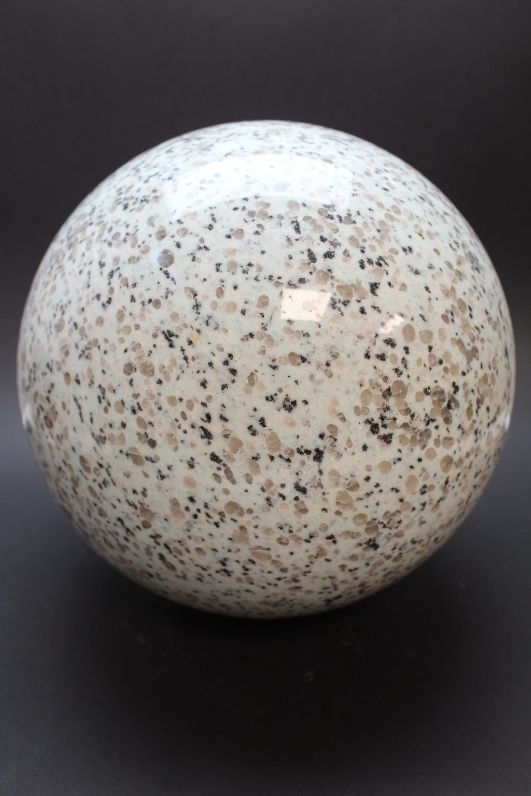 Kiwi Jaspis Kugle - 13,9 kg - 22,5 cm - Inkl. træfod