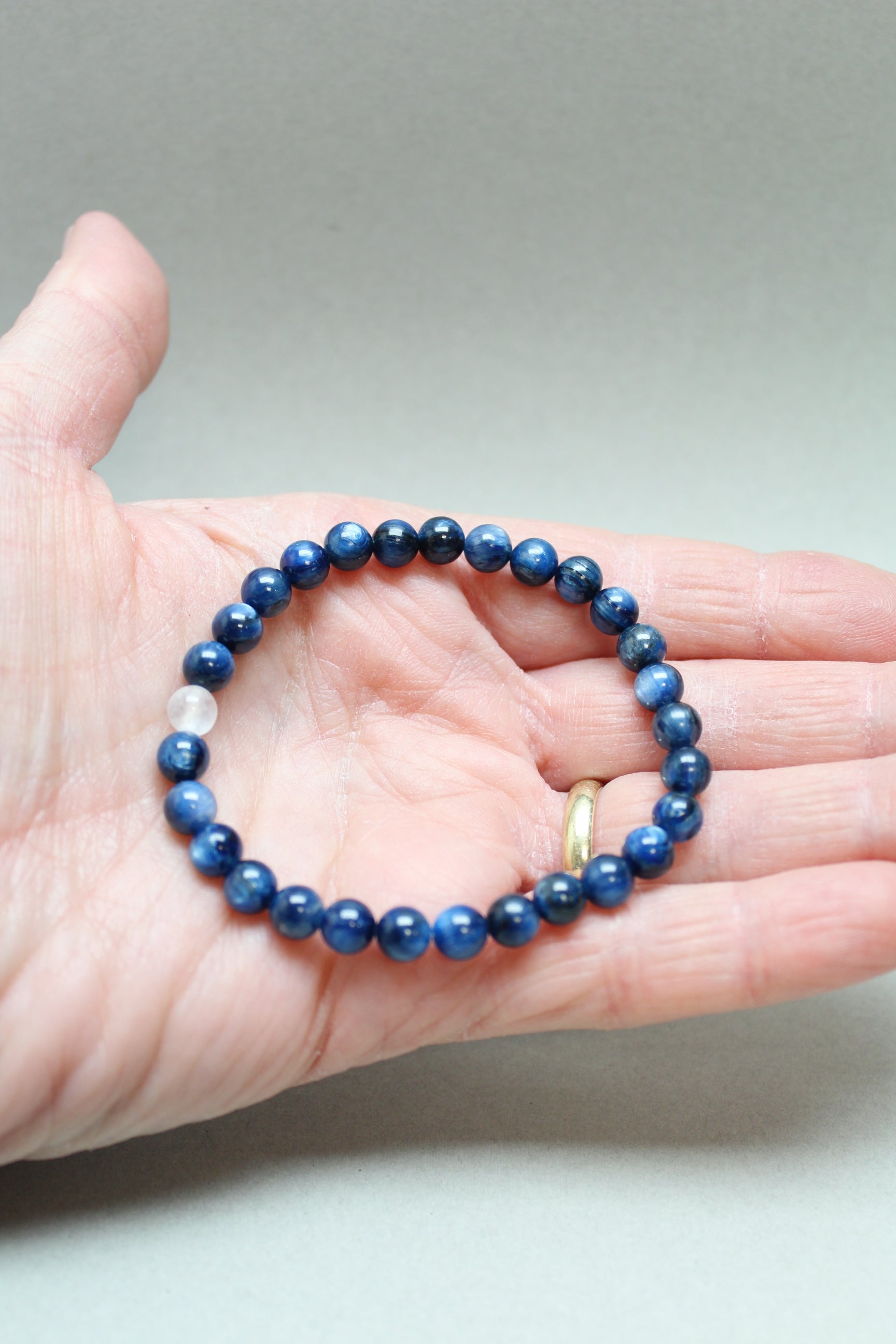 Kyanit/Selenit Armbånd AA 6-7 mm