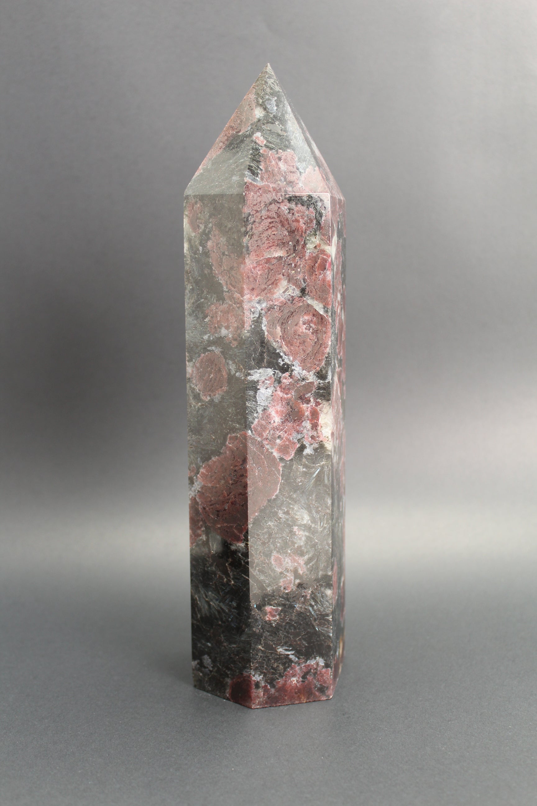 Granat m. Astrophyllit Tårn XL - 2.3kg - 27cm