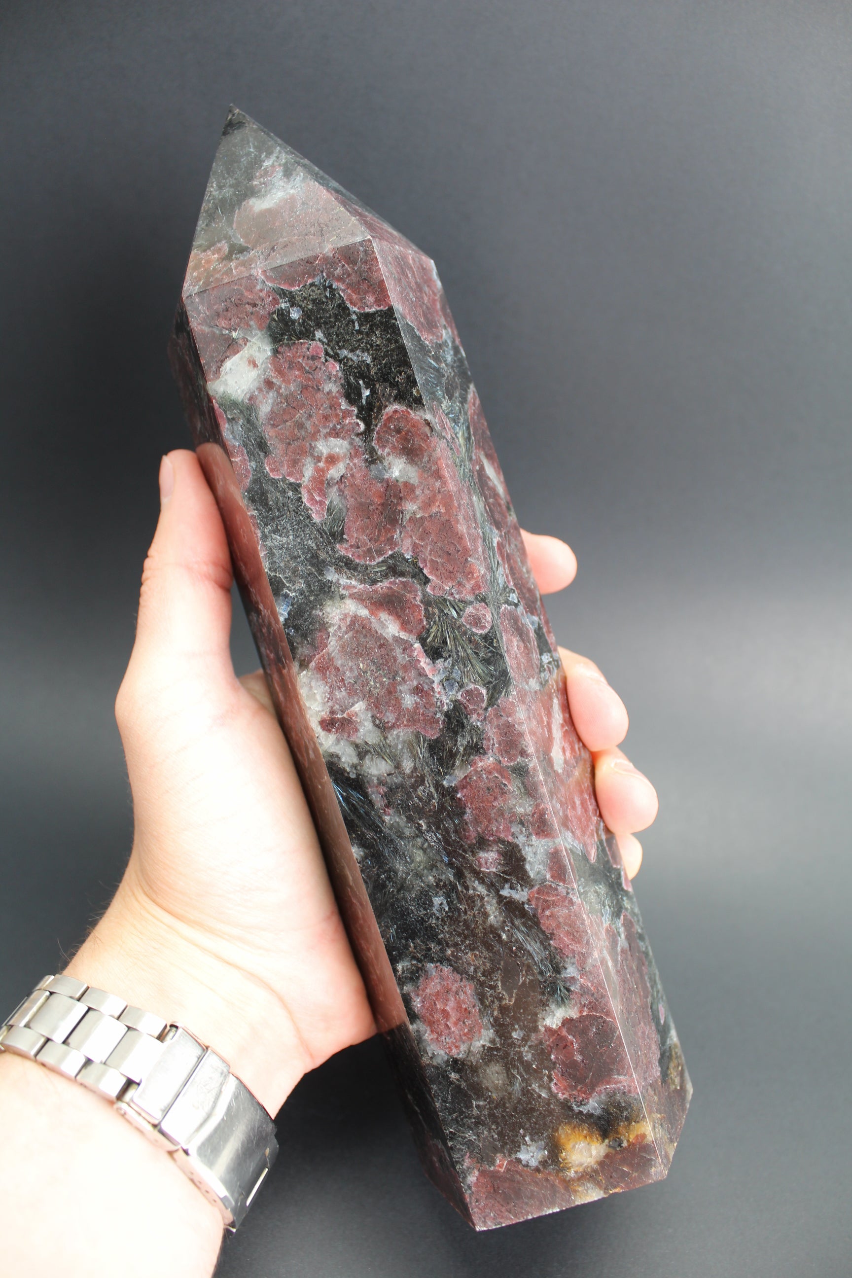 Granat m. Astrophyllit Tårn XL - 2.3kg - 27cm