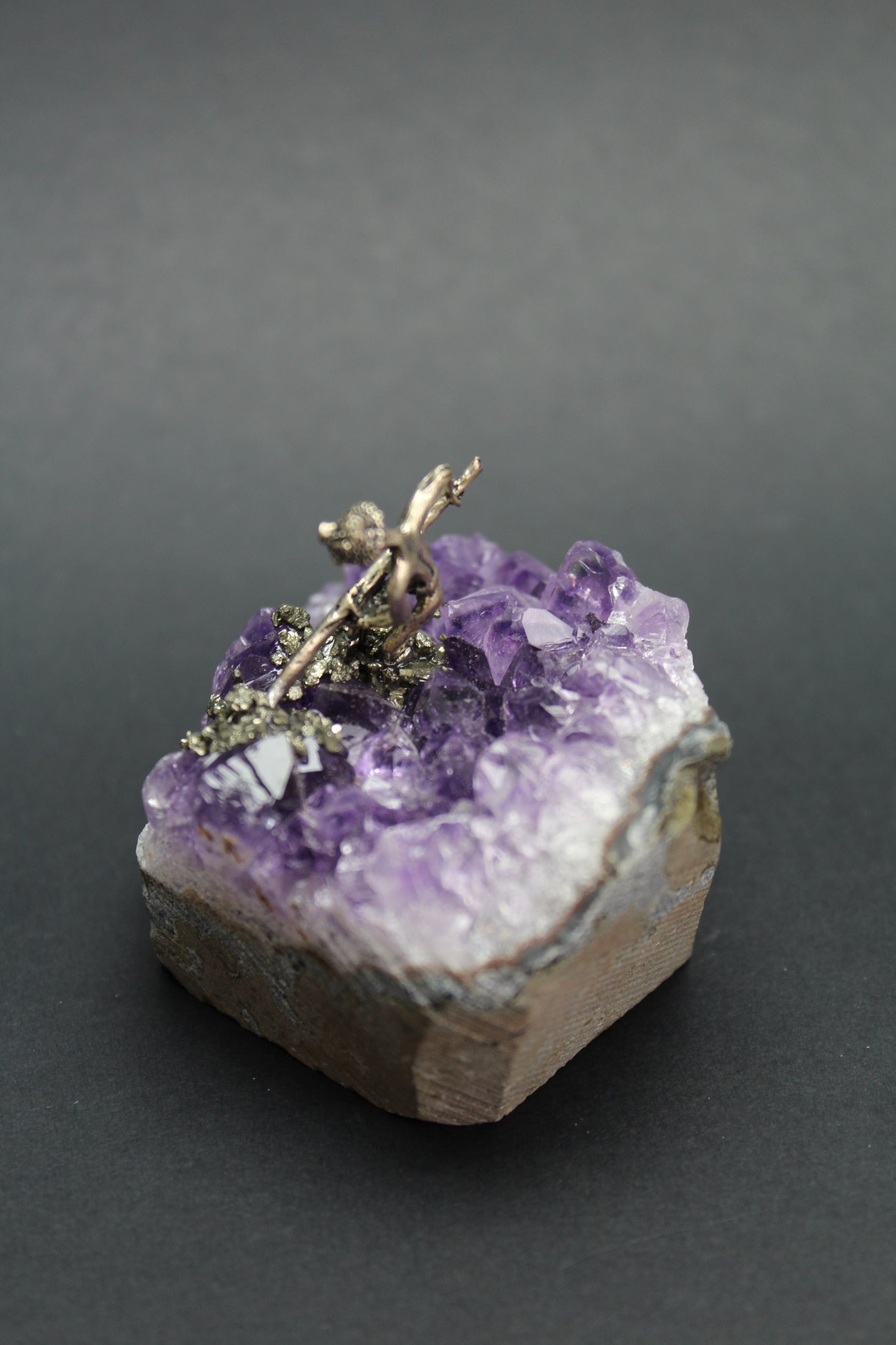 Ametyst Klynge m. Pyrit & Figur (Nr. 2)