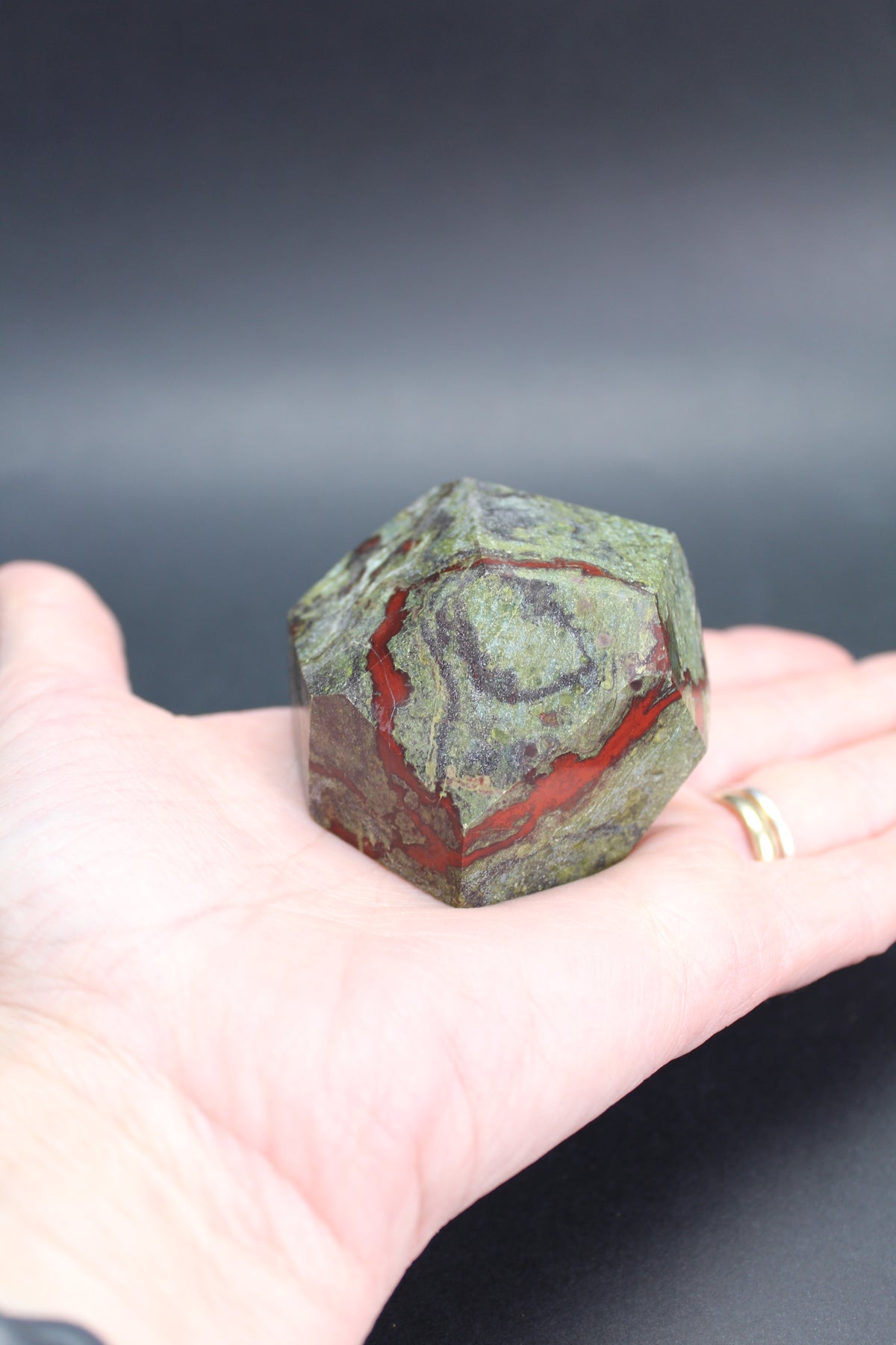 Dragon Blood Jasper Geometrisk Figur – UNIKA