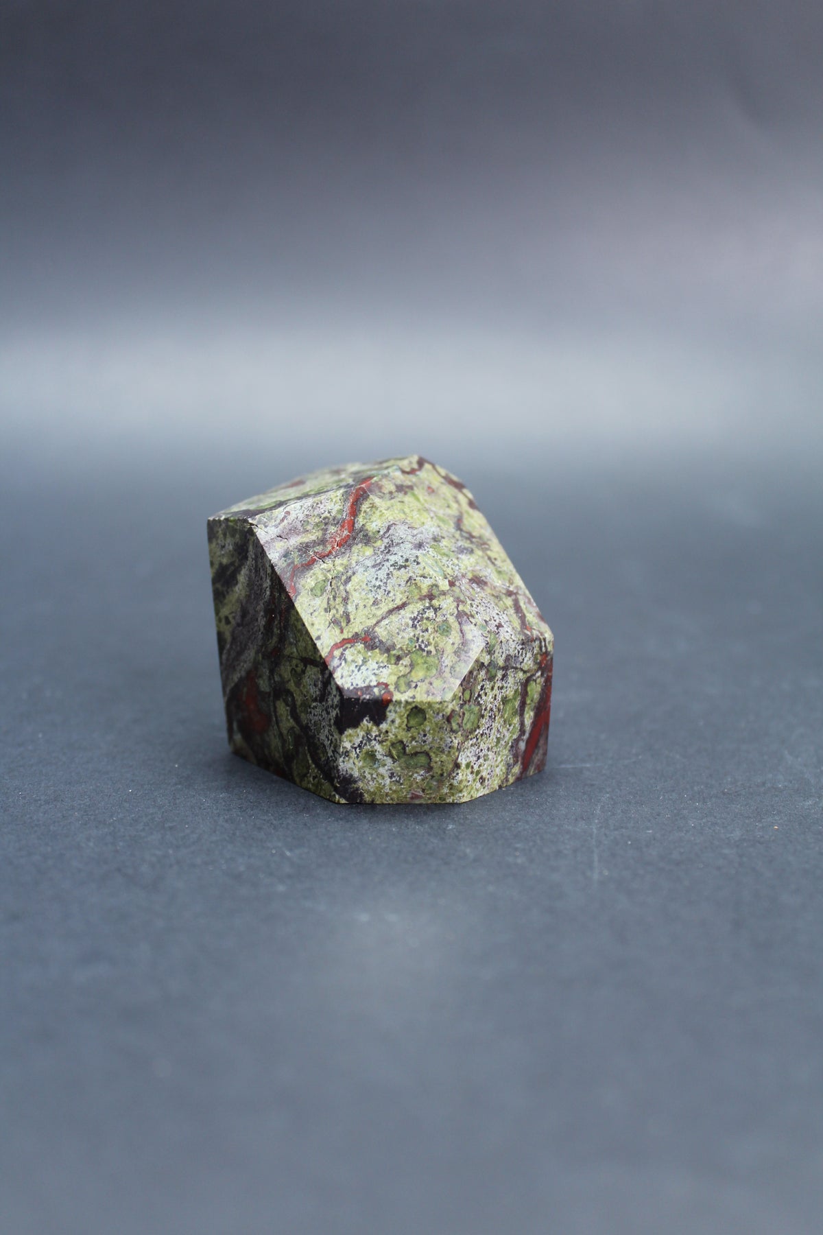 Dragon Blood Jasper Geometrisk Figur – UNIKA