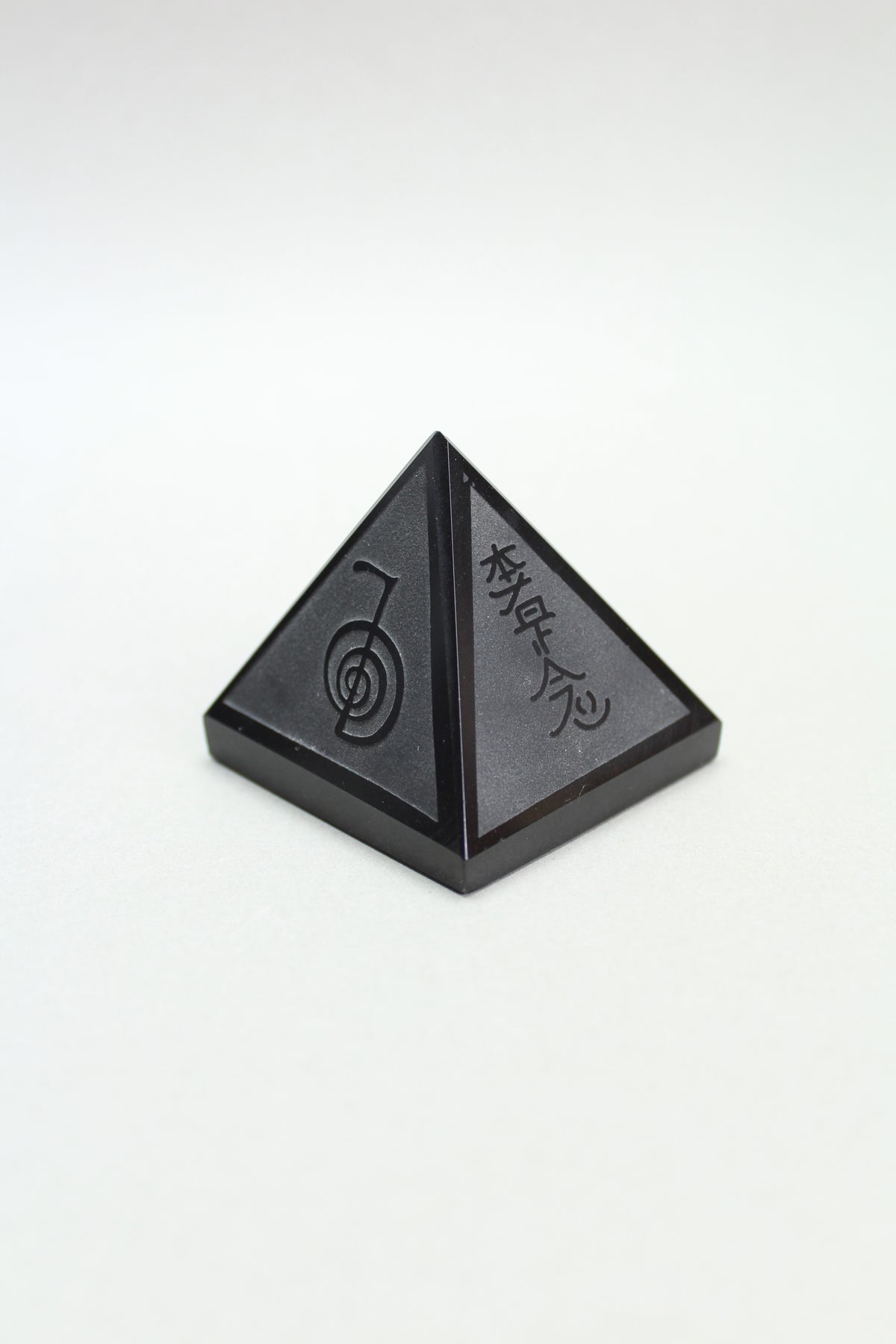 Reiki Healing Pyramide i Sort Onyx – UNIKA