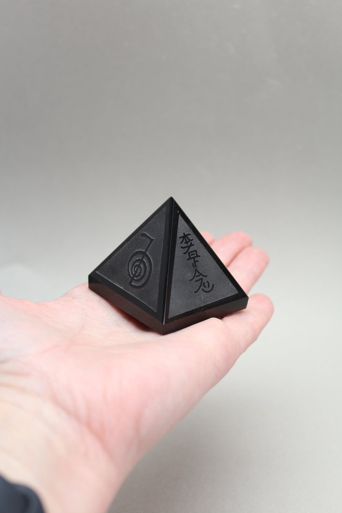Reiki Healing Pyramide i Sort Onyx – UNIKA
