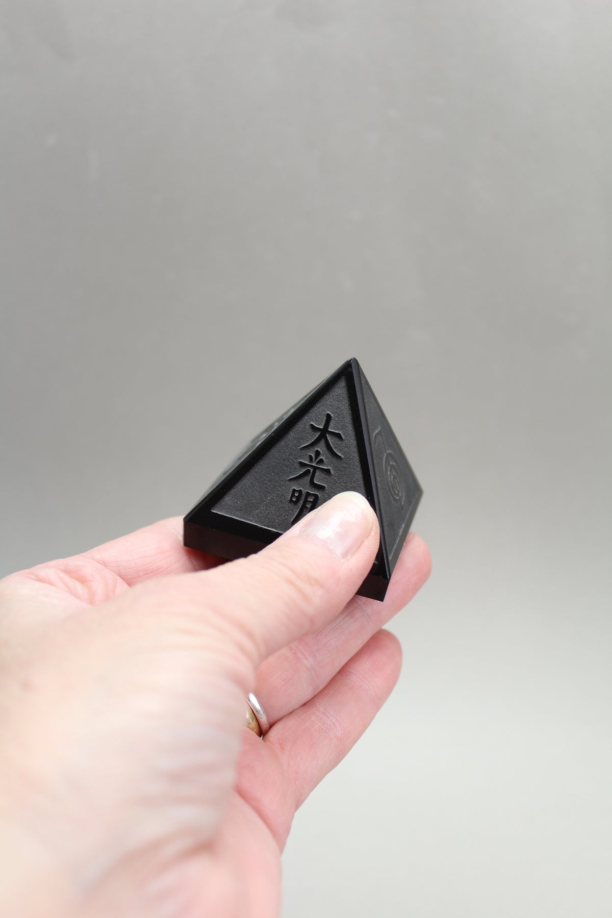 Reiki Healing Pyramide i Sort Onyx – UNIKA
