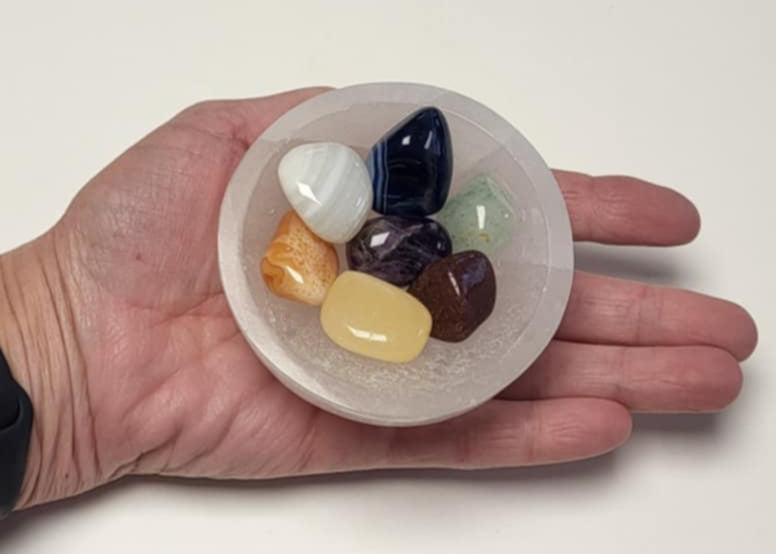 Chakrasæt i selenitskål