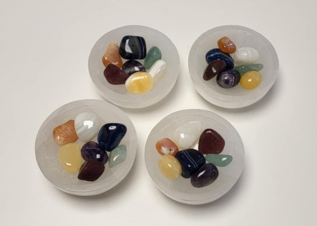 Chakrasæt i selenitskål