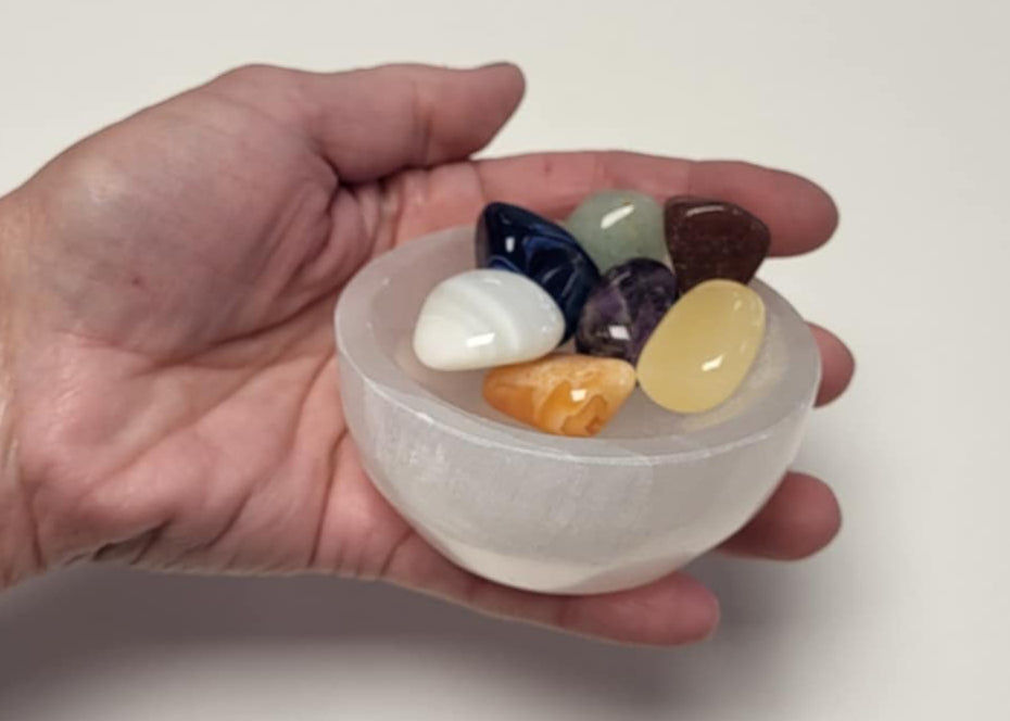 Chakrasæt i selenitskål