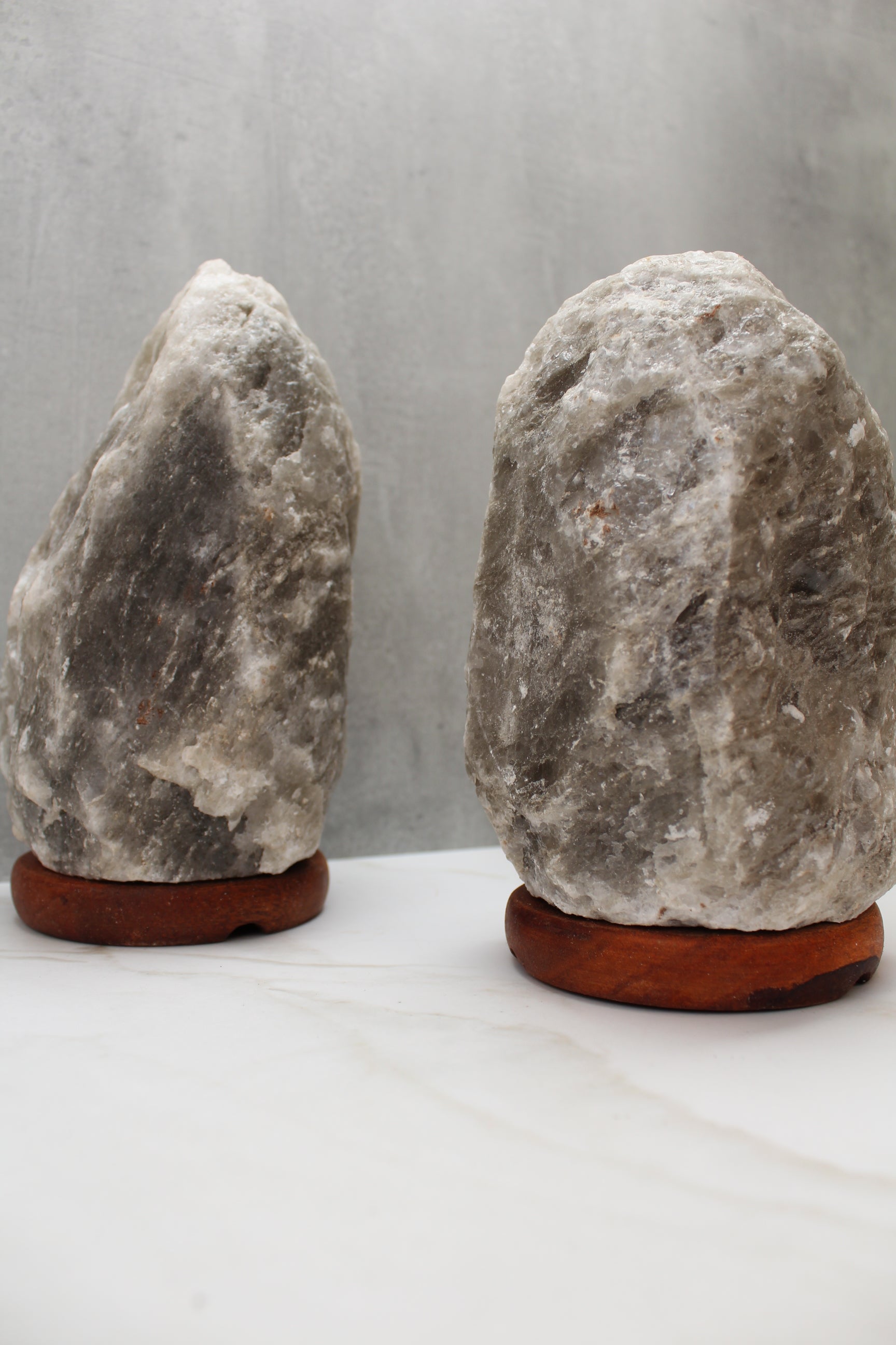 Himalaya saltlampe i naturlig grå farve, 2–3 kg
