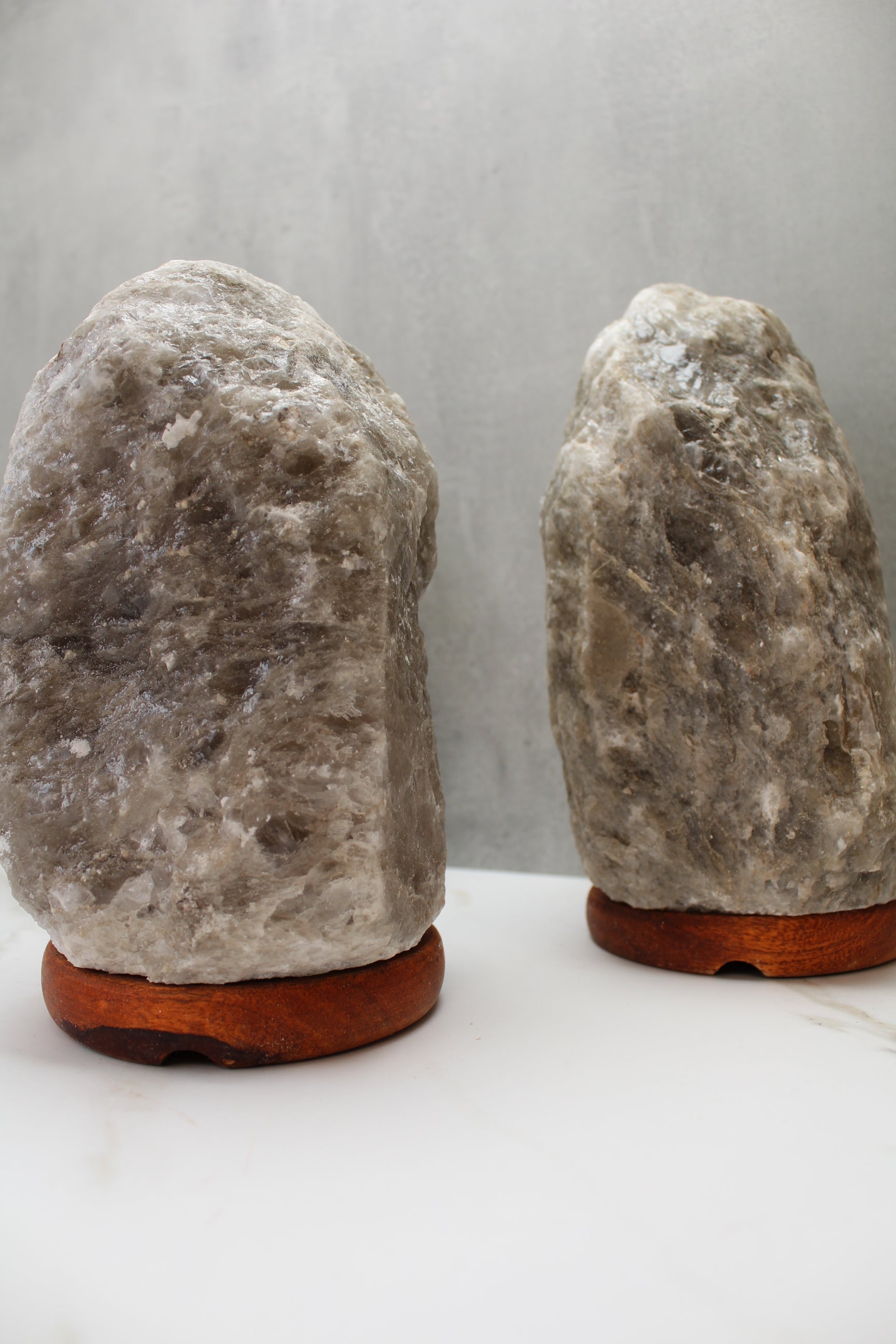 Himalaya saltlampe i naturlig grå farve, 2–3 kg