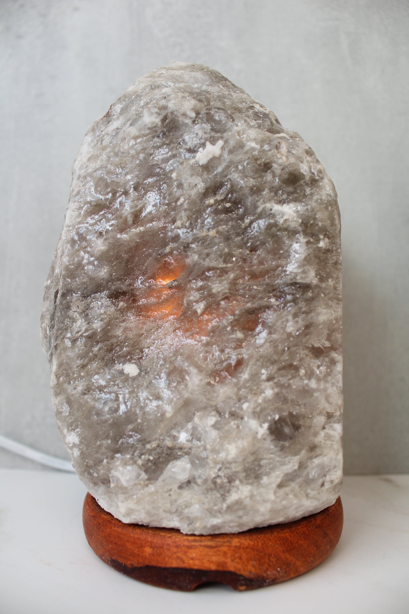 Himalaya saltlampe i naturlig grå farve, 2–3 kg, med varmt lys