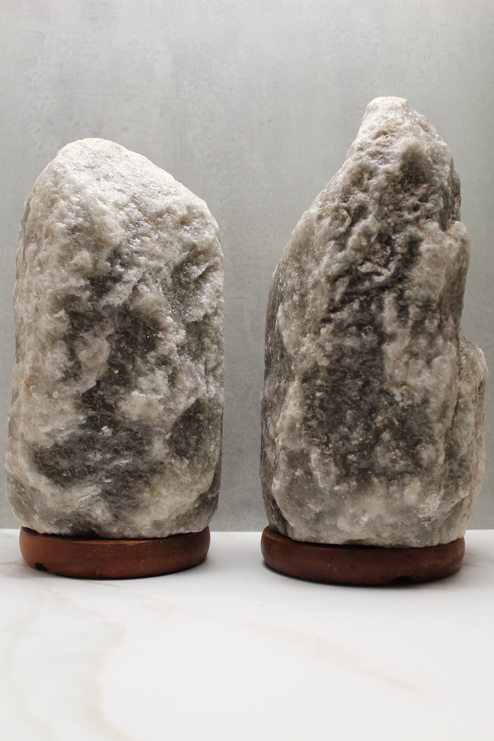 Himalaya saltlampe i naturlig grå farve, 4–6 kg