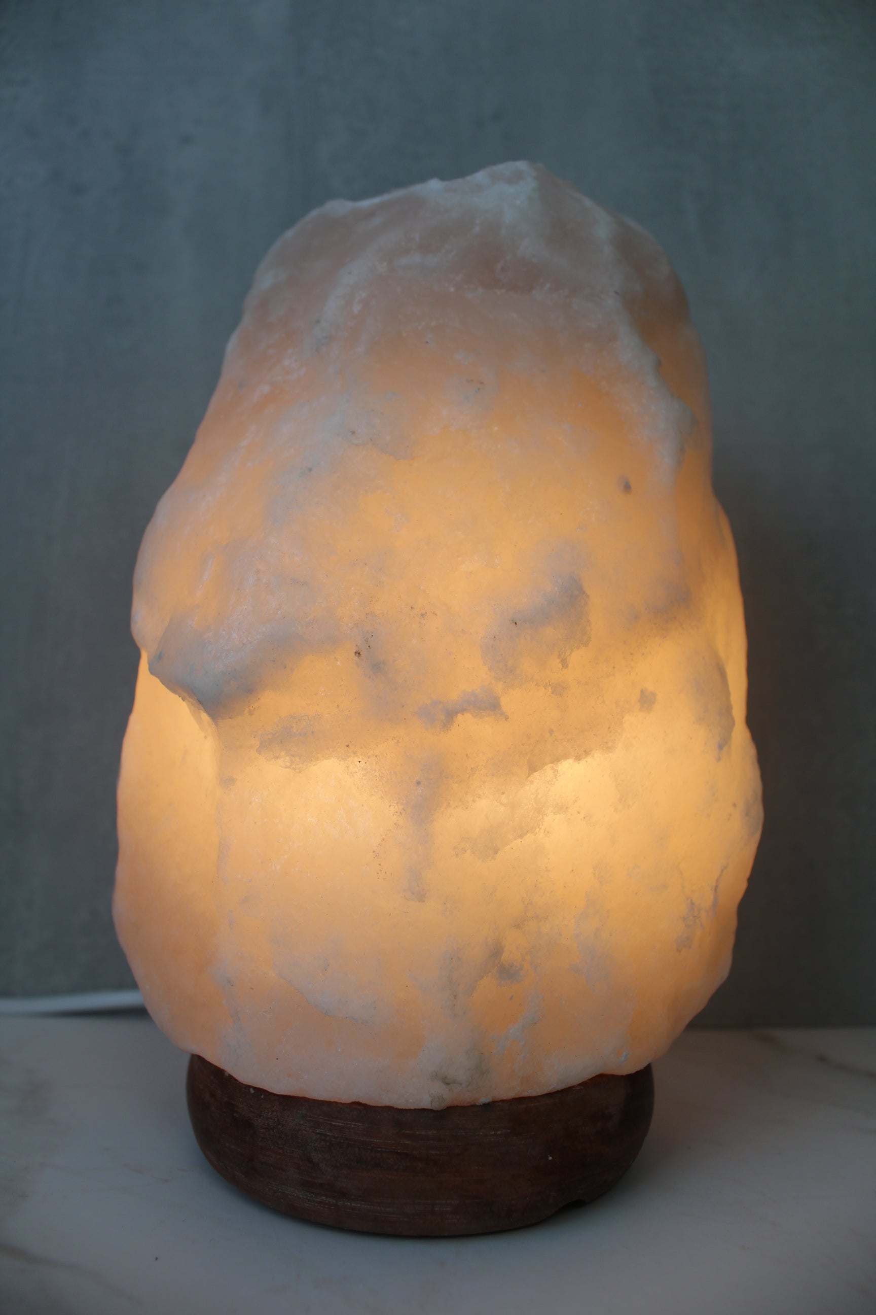 Himalaya saltlampe i naturlig hvid farve, 2–3 kg, med varmt lys