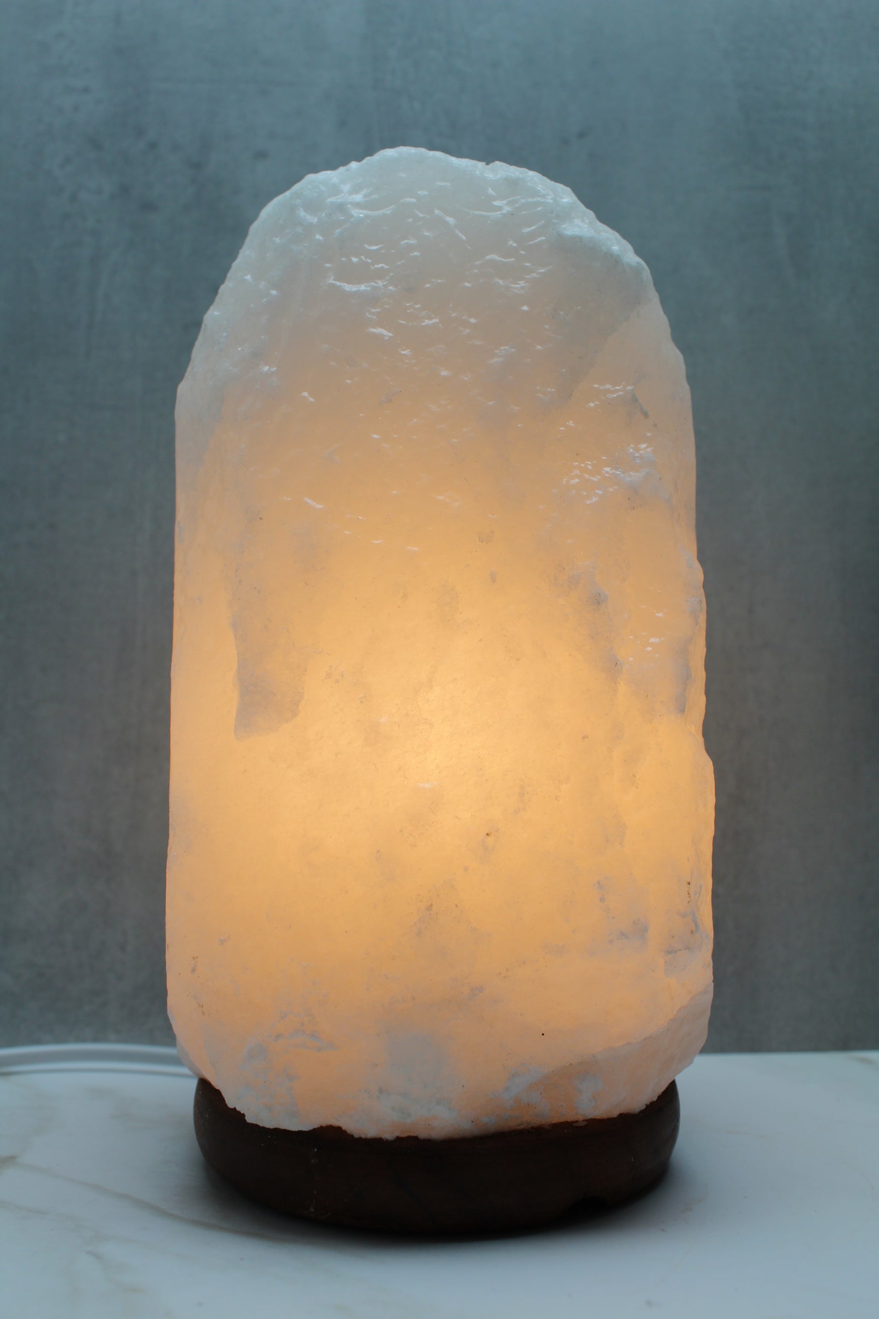 Himalaya saltlampe i naturlig hvid farve, 4–6 kg, med varmt lys