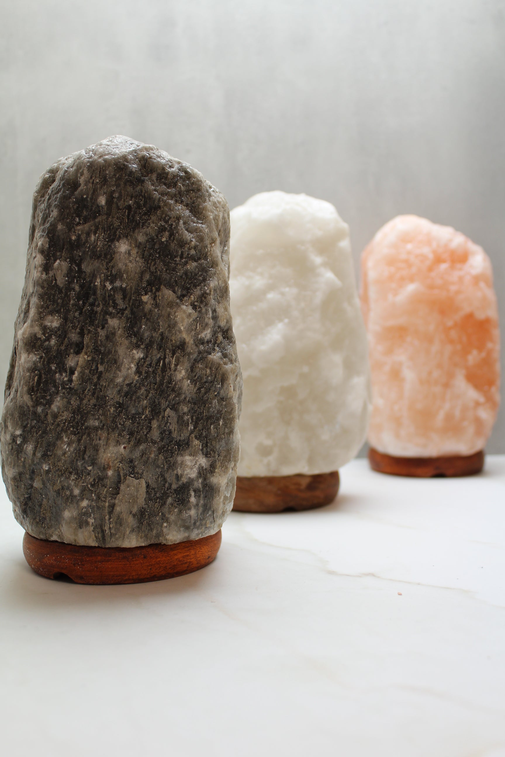 Himalaya saltlamper i naturlig grå hvid og orange farve, 2–3 kg