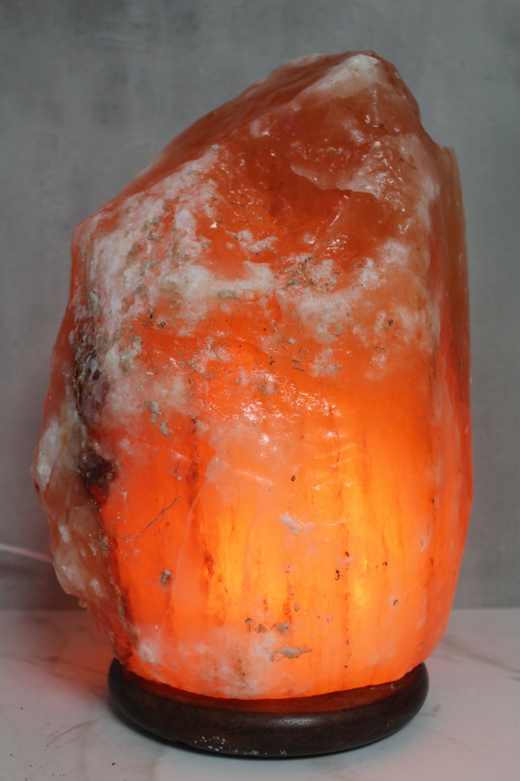 Himalaya saltlampe i naturlig orange farve, 18-22 kg, med varmt lys
