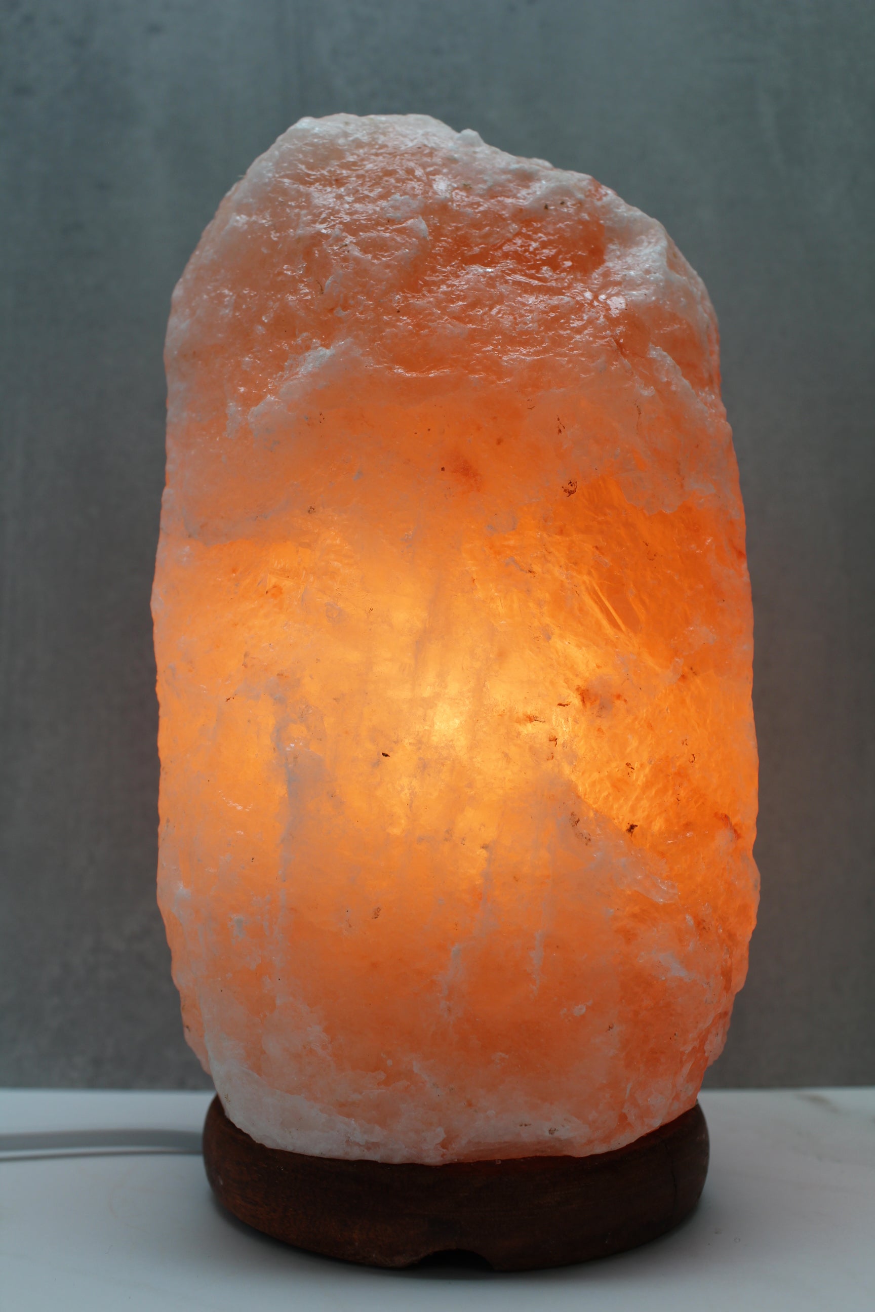 Himalaya saltlampe i naturlig orange farve, 2–3 kg, med varmt lys