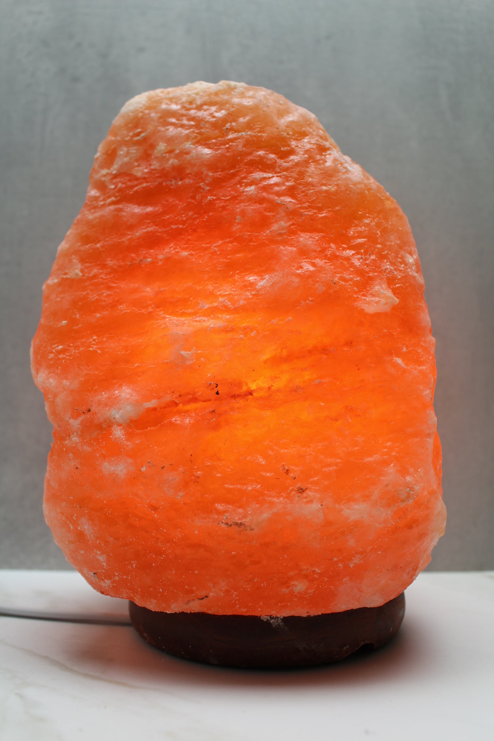 Himalaya saltlampe i naturlig orange farve, 4-6 kg, med varmt lys