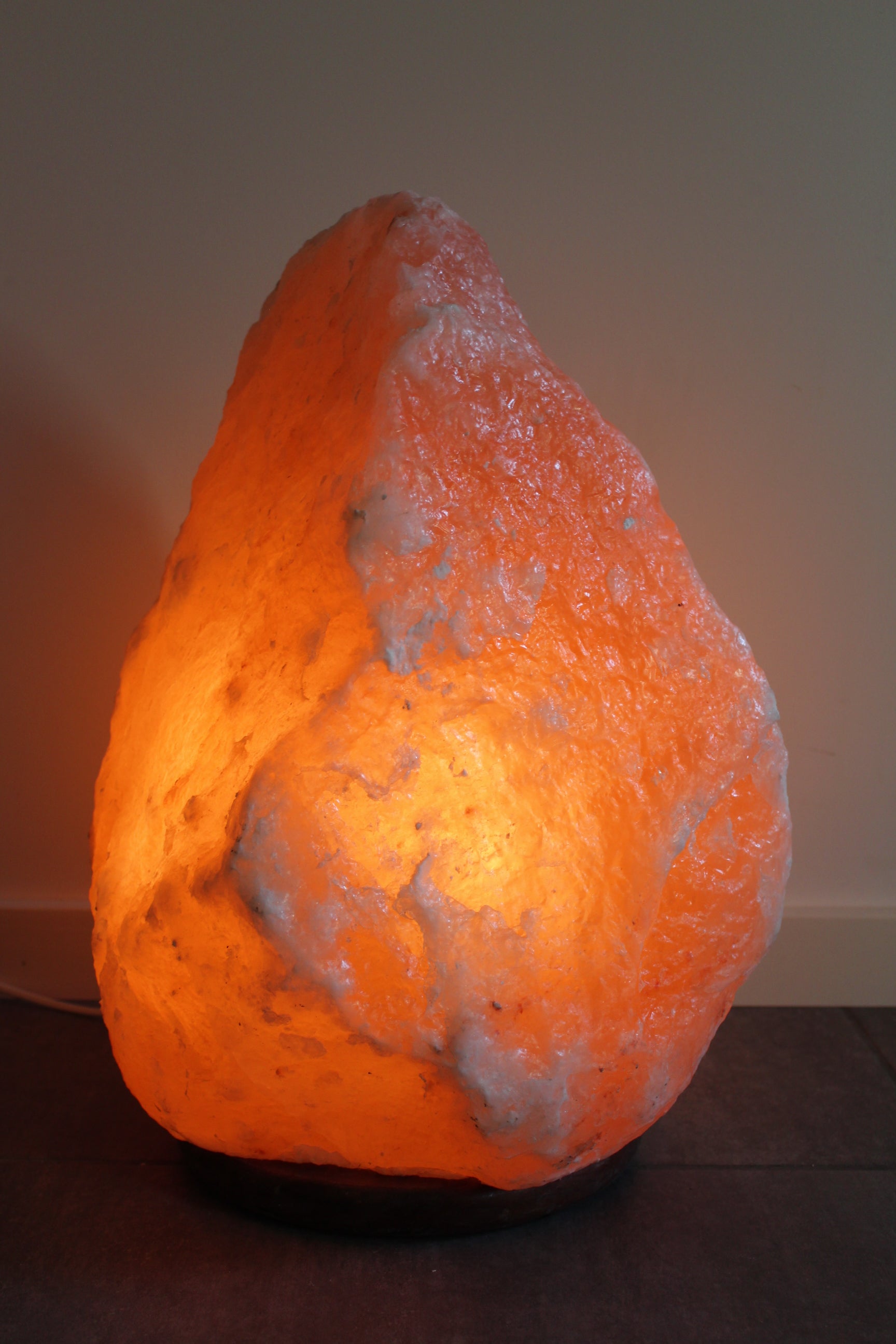 Himalaya saltlampe i naturlig orange farve, 40-50 kg, med varmt lys