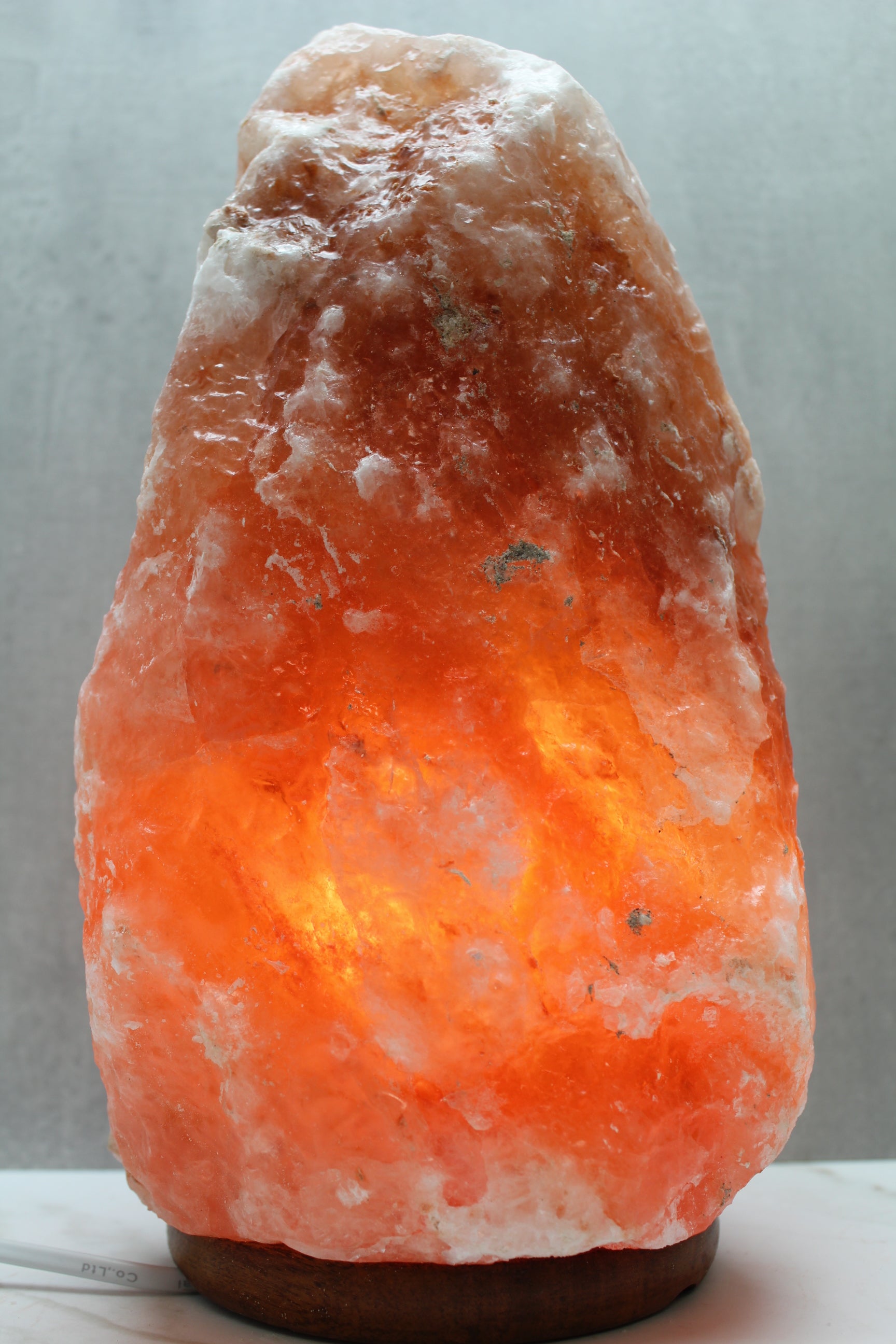 Himalaya saltlampe i naturlig orange farve, 6-10 kg, med varmt lys