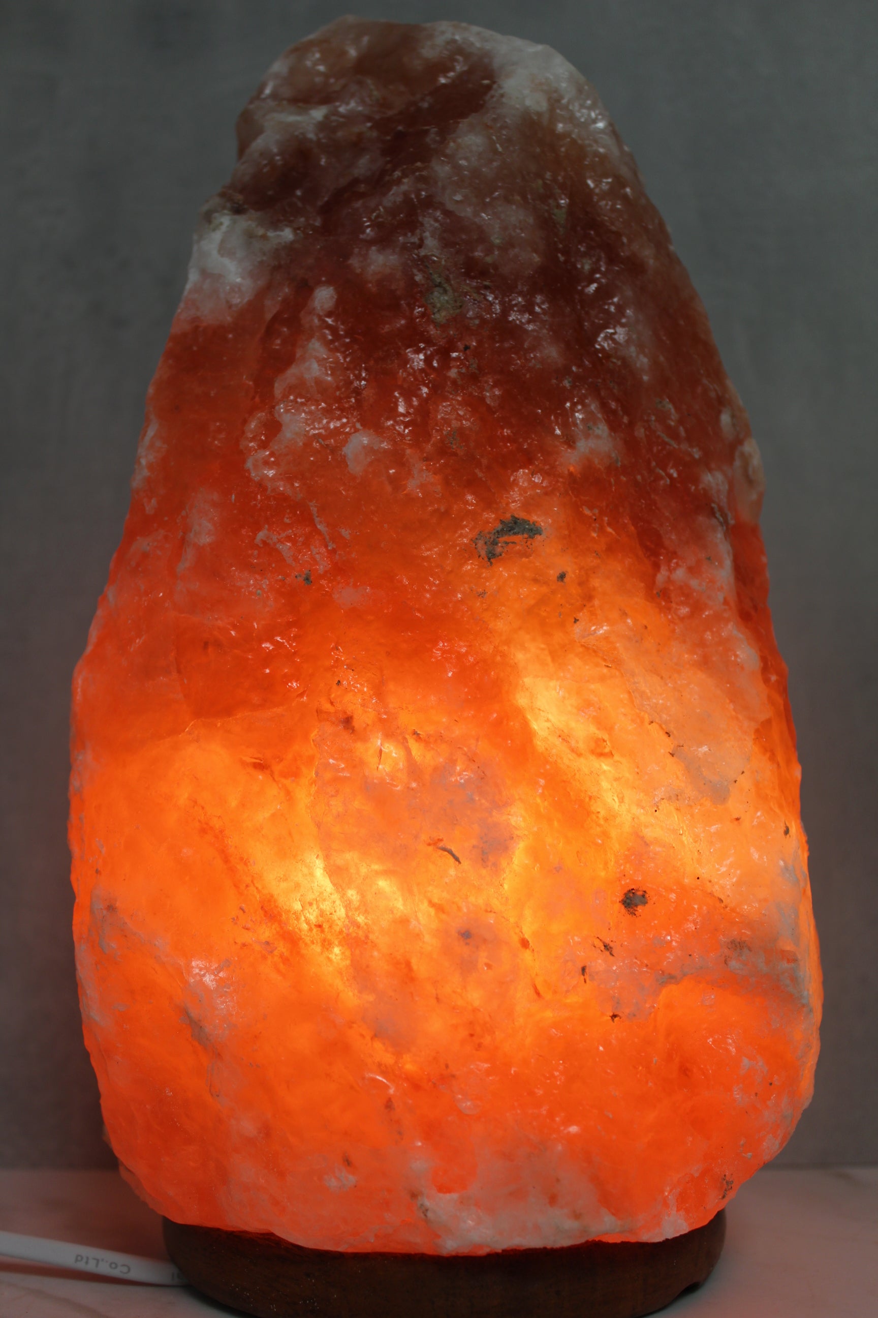 Himalaya saltlampe i naturlig orange farve, 6-10 kg, med varmt lys