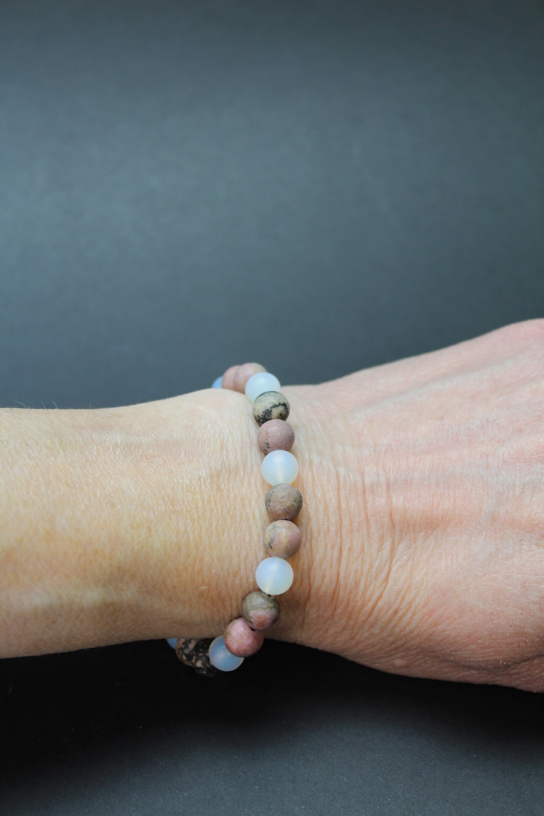 armbånd med rhodonit og opalit i 8 mm