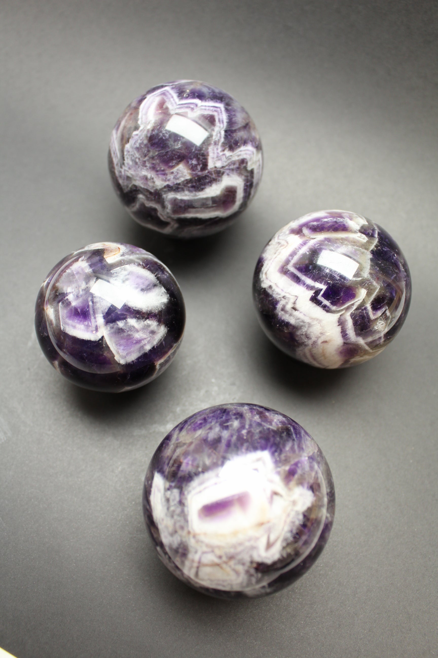 Krystalkugler i chevron ametyst
