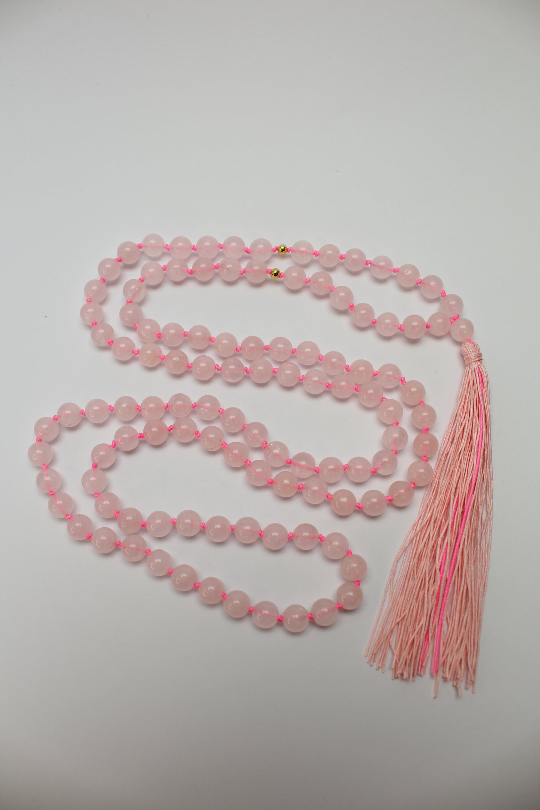 Mala Kæde Rosakvarts med to Gyldne Perler