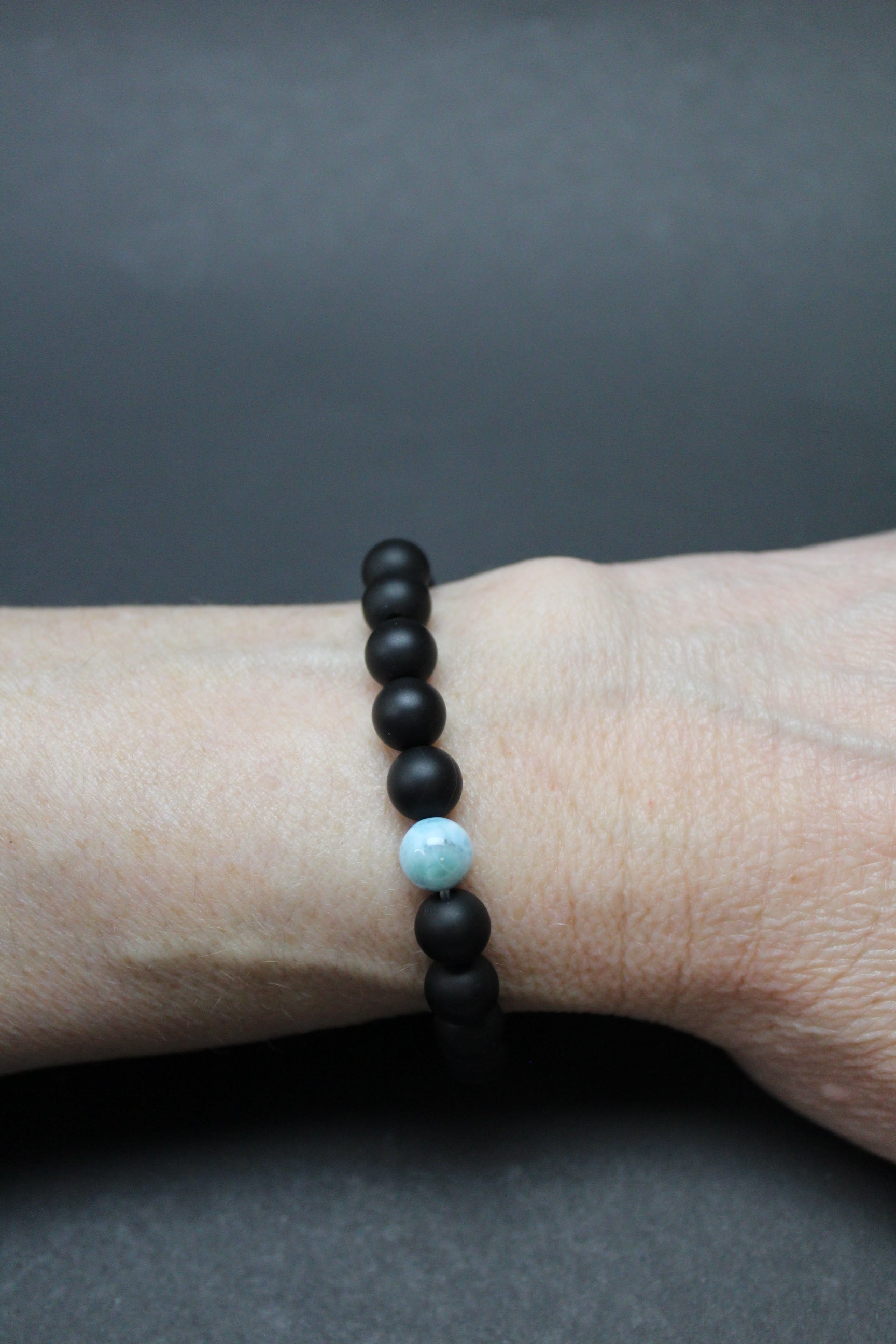 Armbånd Hals Chakra - Larimar/Onyx