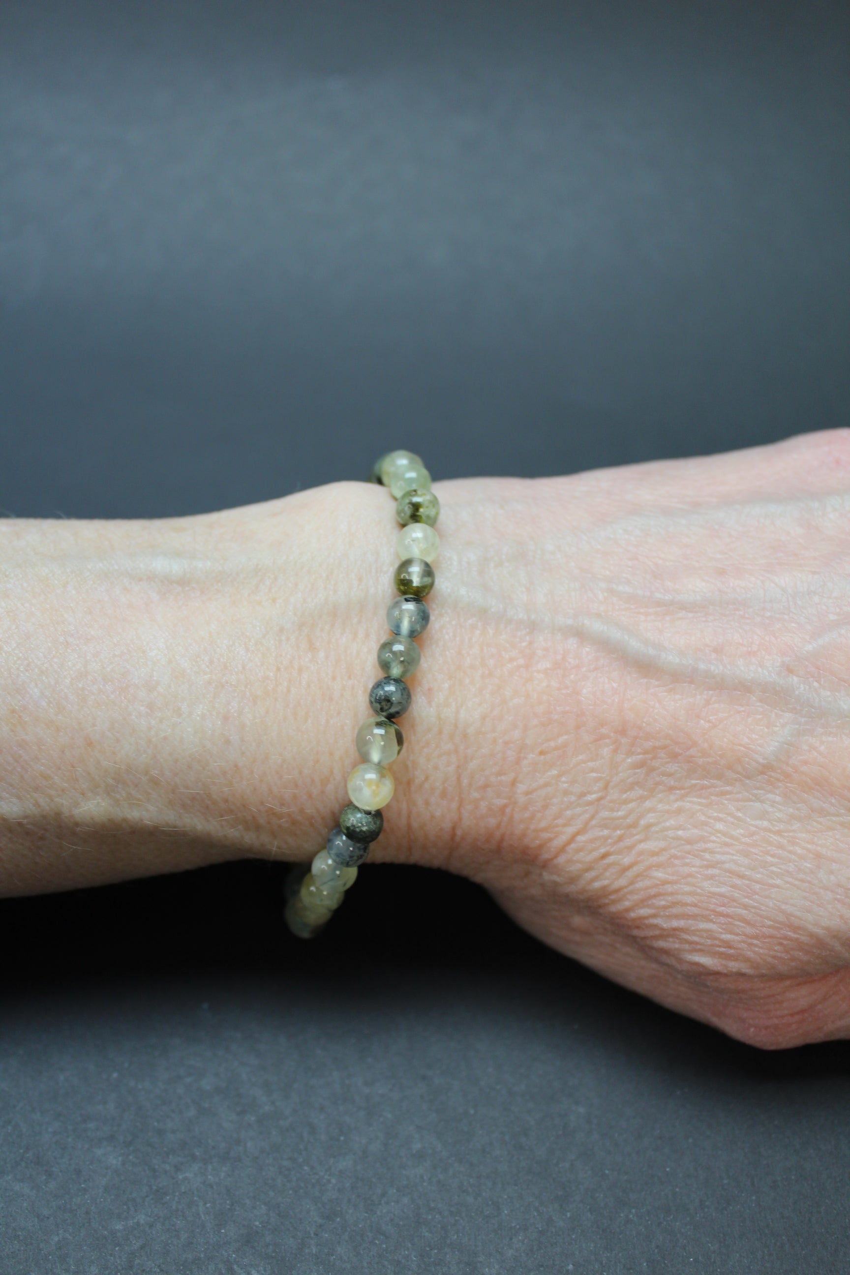 Prehnit med Turmalin 6 mm