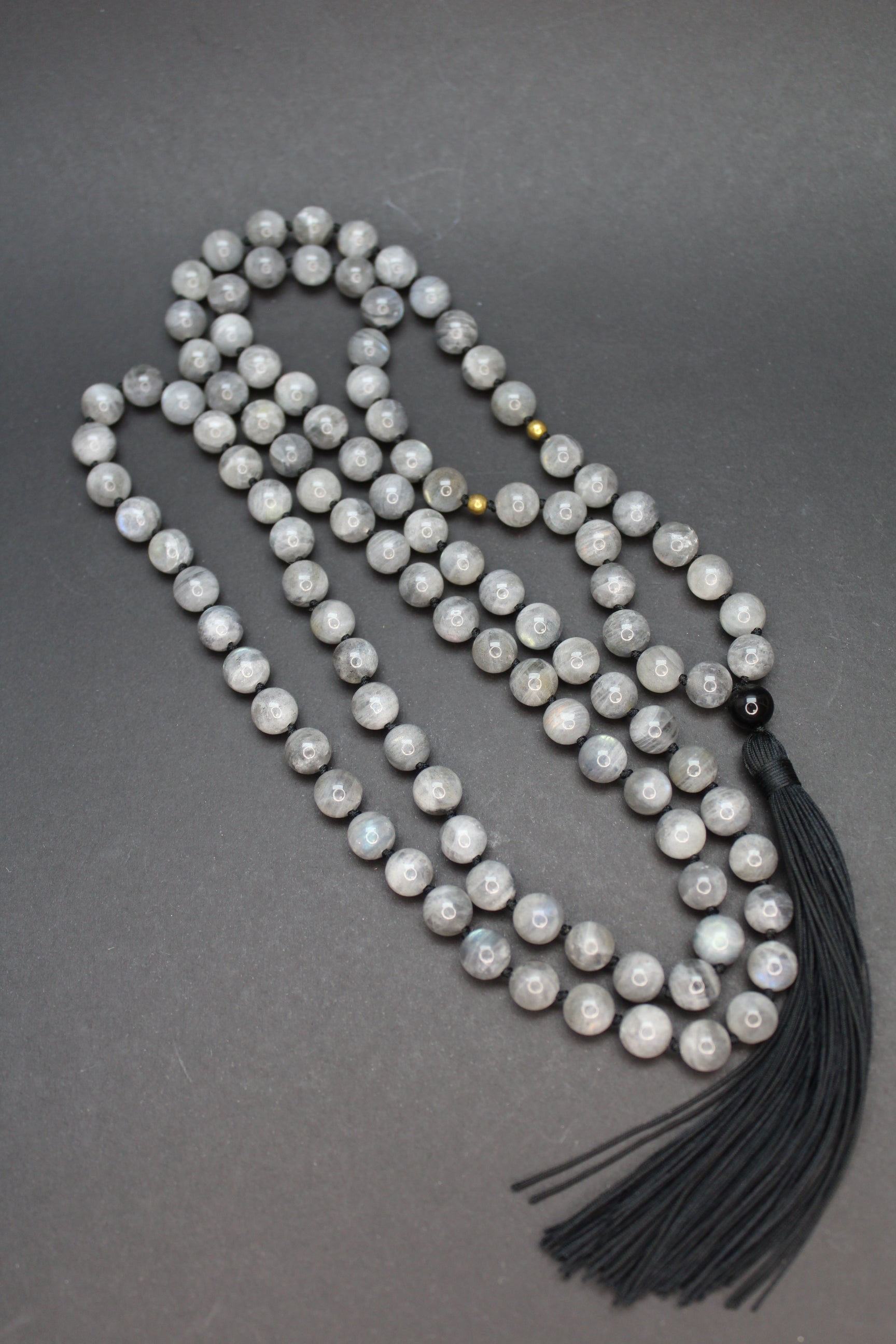 Mala Kæde Labradorit med 2 Gyldne Perler