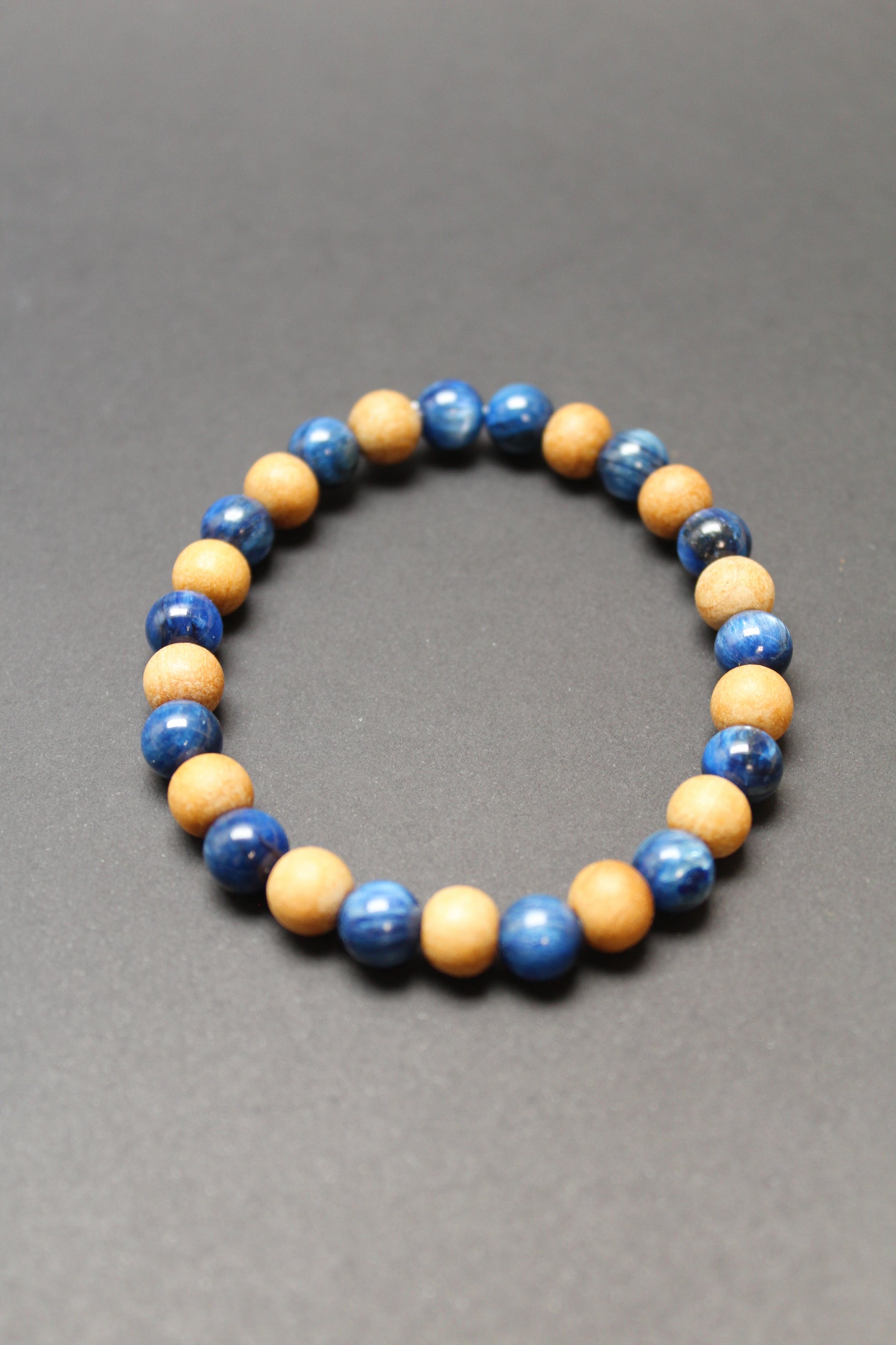 Kyanit/Sandlewood Armbånd 8mm - 17cm