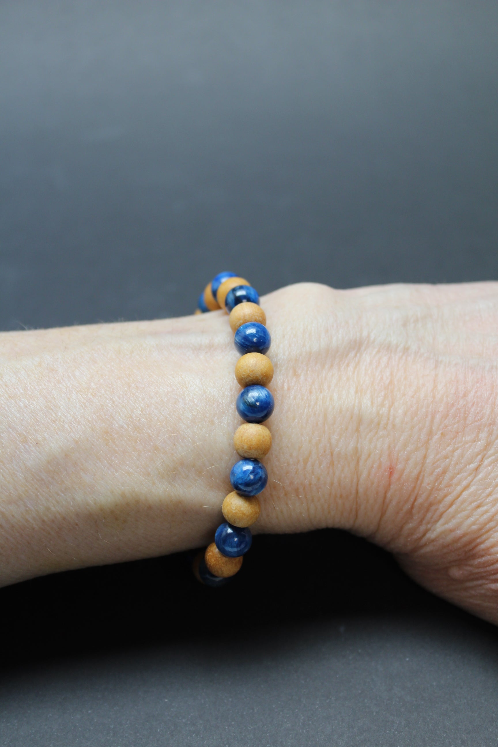 Kyanit/Sandlewood Armbånd 8mm - 18cm