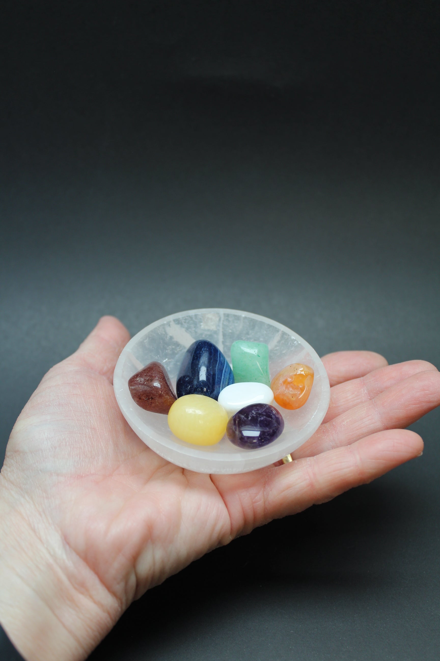 Chakrasæt i selenitskål