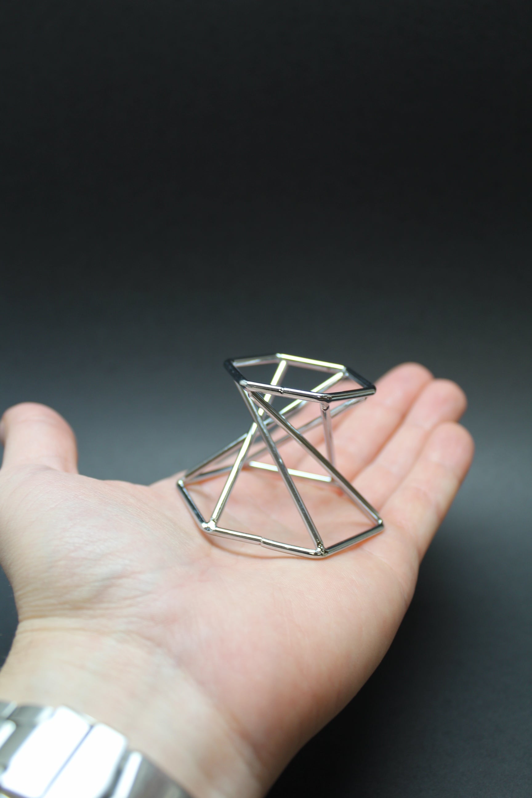 Metalholder til krystalkugler