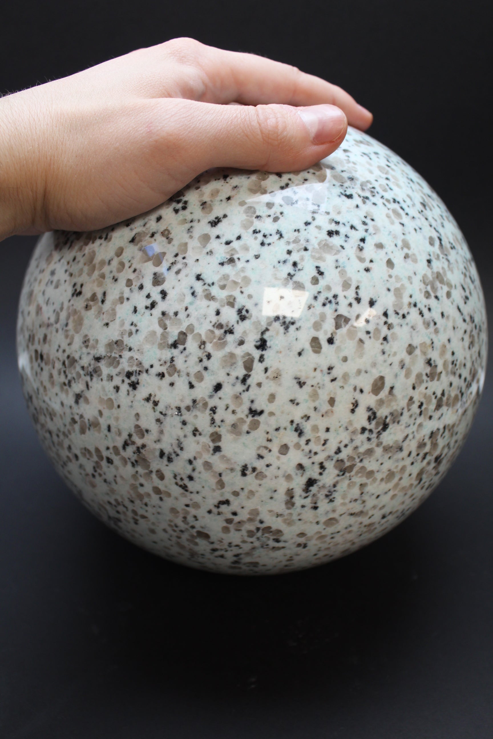 Kiwi Jaspis Kugle - 13,9 kg - 22,5 cm - Inkl. træfod