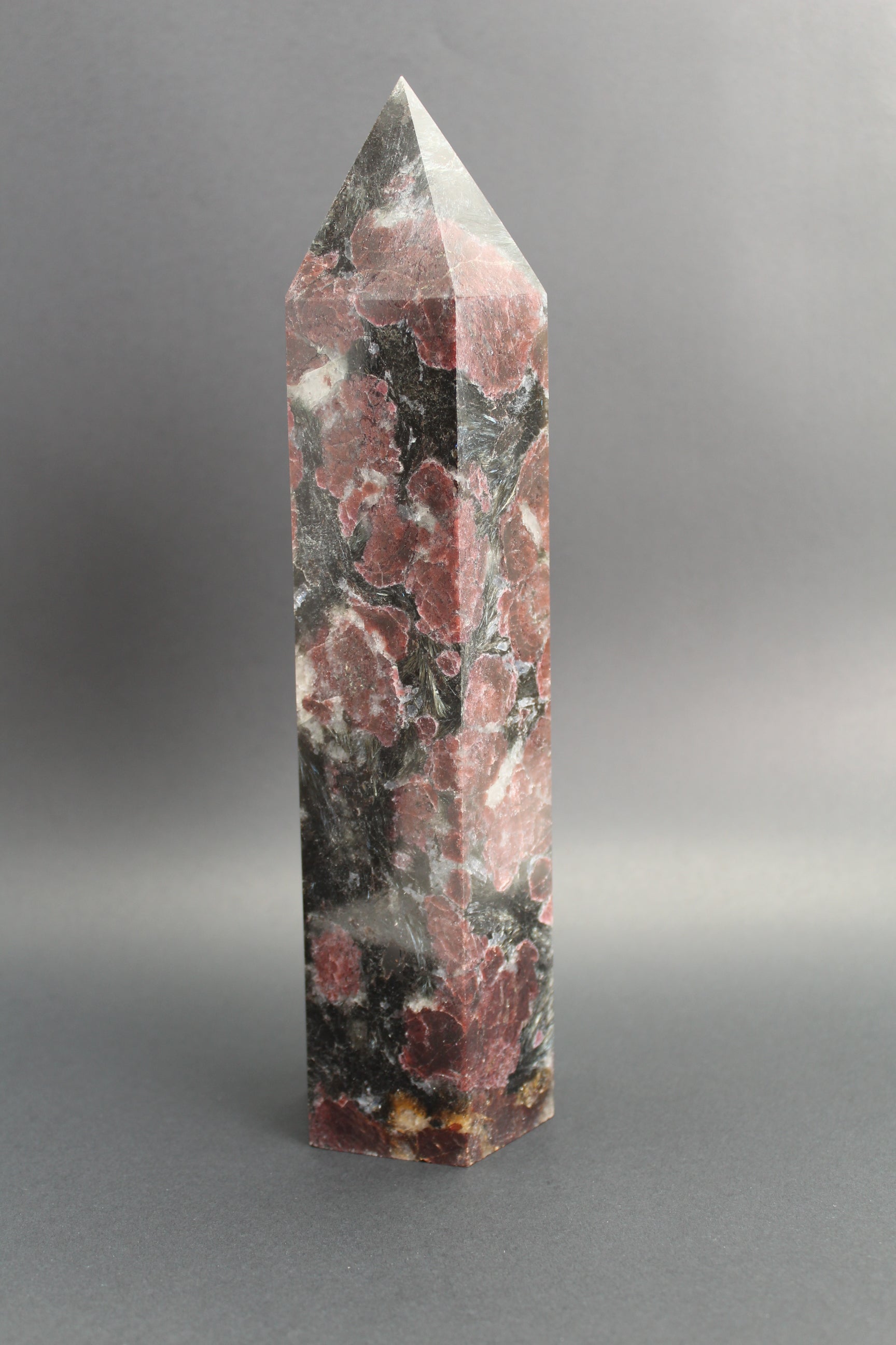 Granat m. Astrophyllit Tårn XL - 2.3kg - 27cm