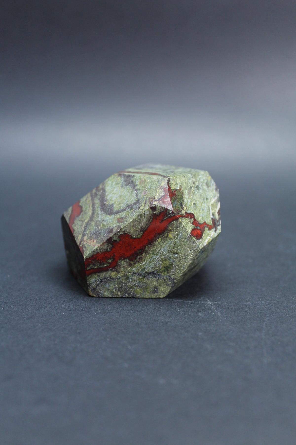 Dragon Blood Jasper Geometrisk Figur – UNIKA