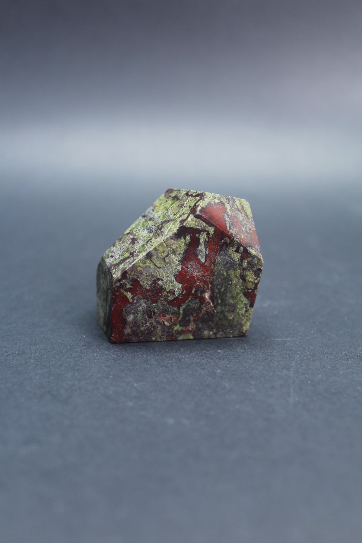 Dragon Blood Jasper Geometrisk Figur – UNIKA