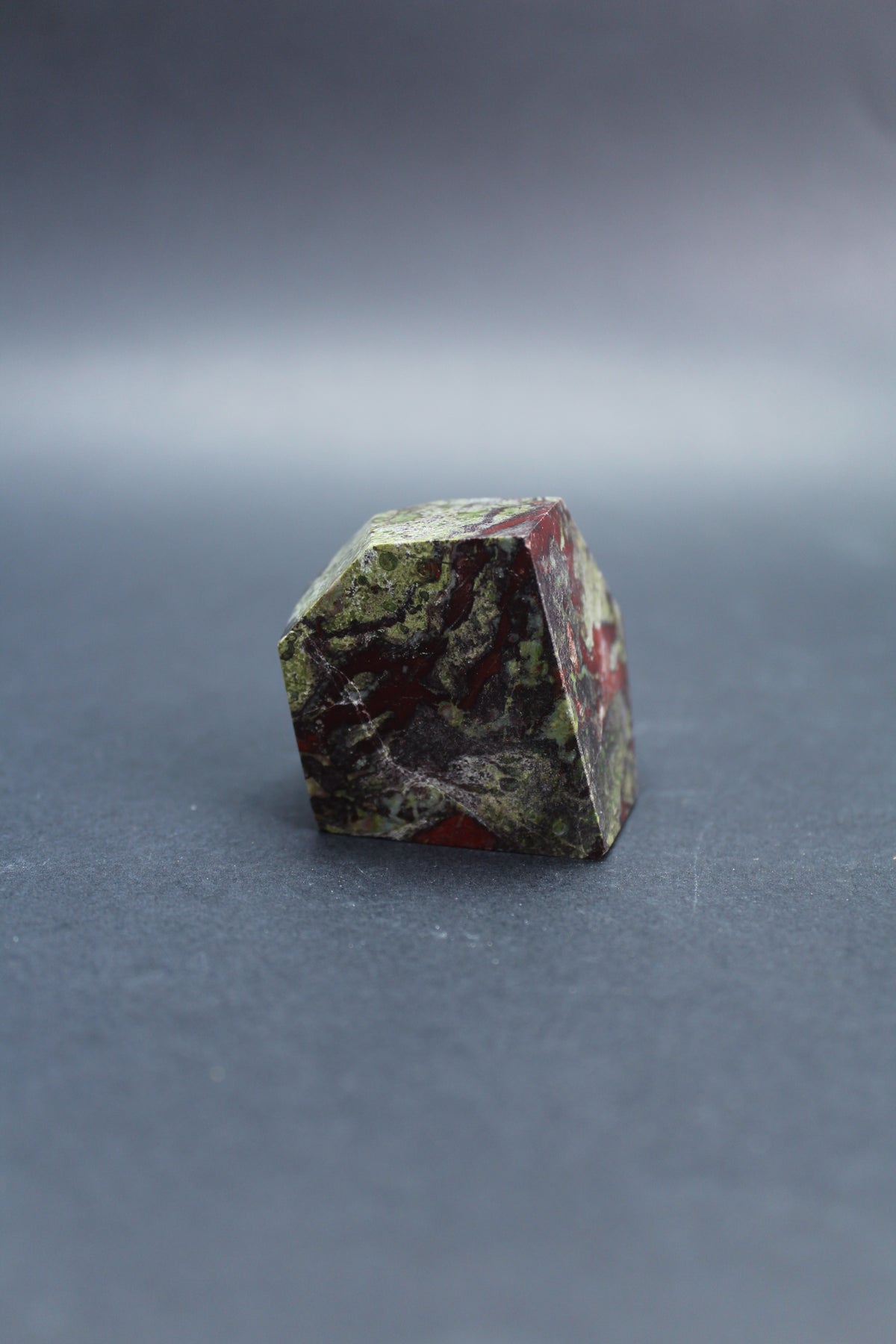 Dragon Blood Jasper Geometrisk Figur – UNIKA